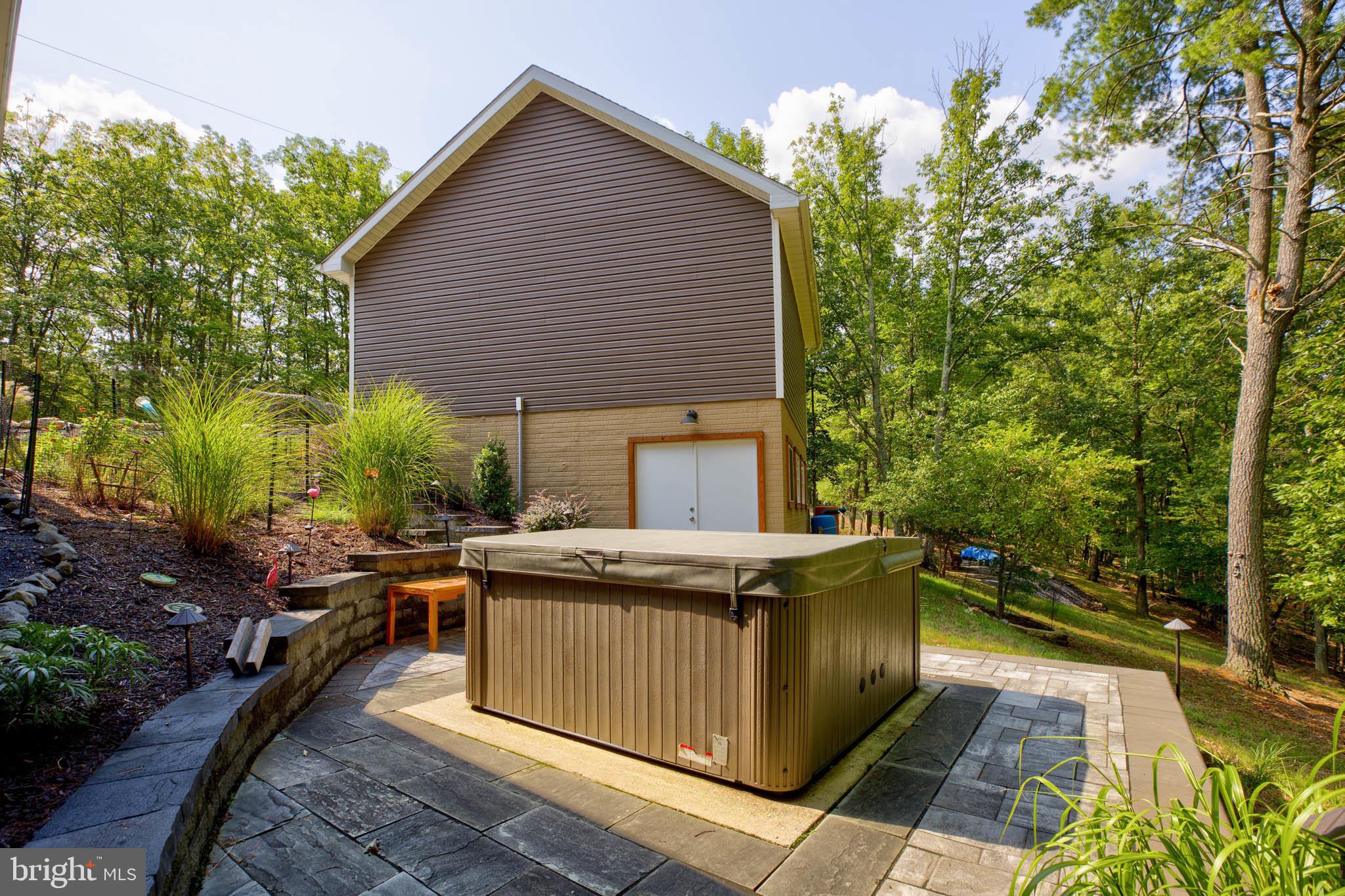 370 Hemlock Ct