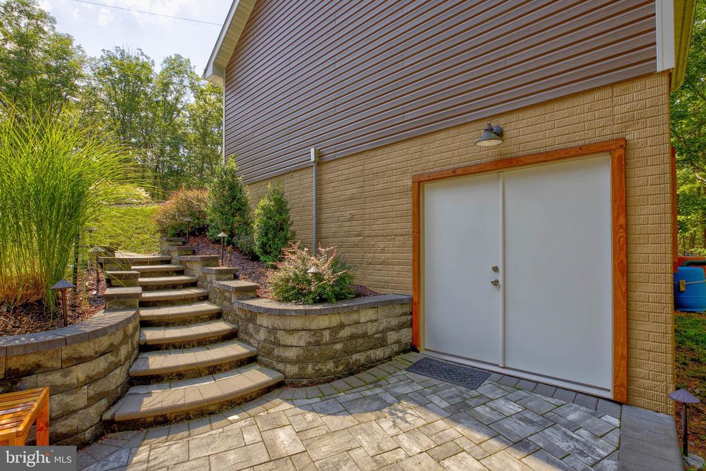 370 Hemlock Ct
