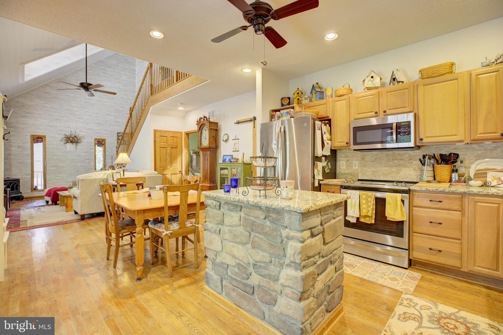 370 Hemlock Ct