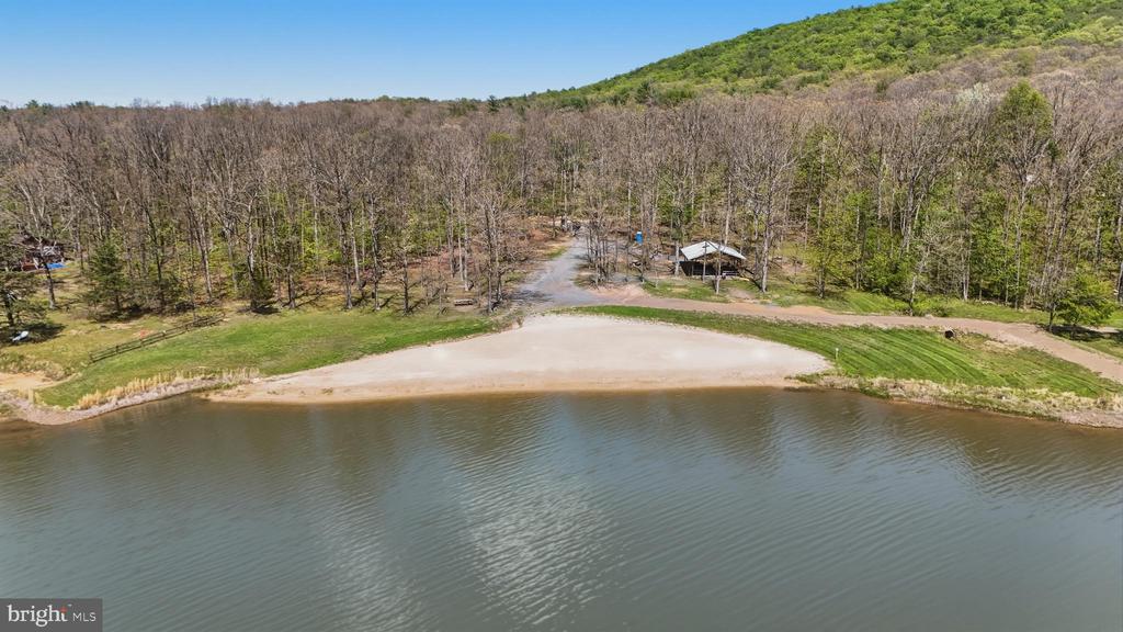 839 LAKE FERNDALE