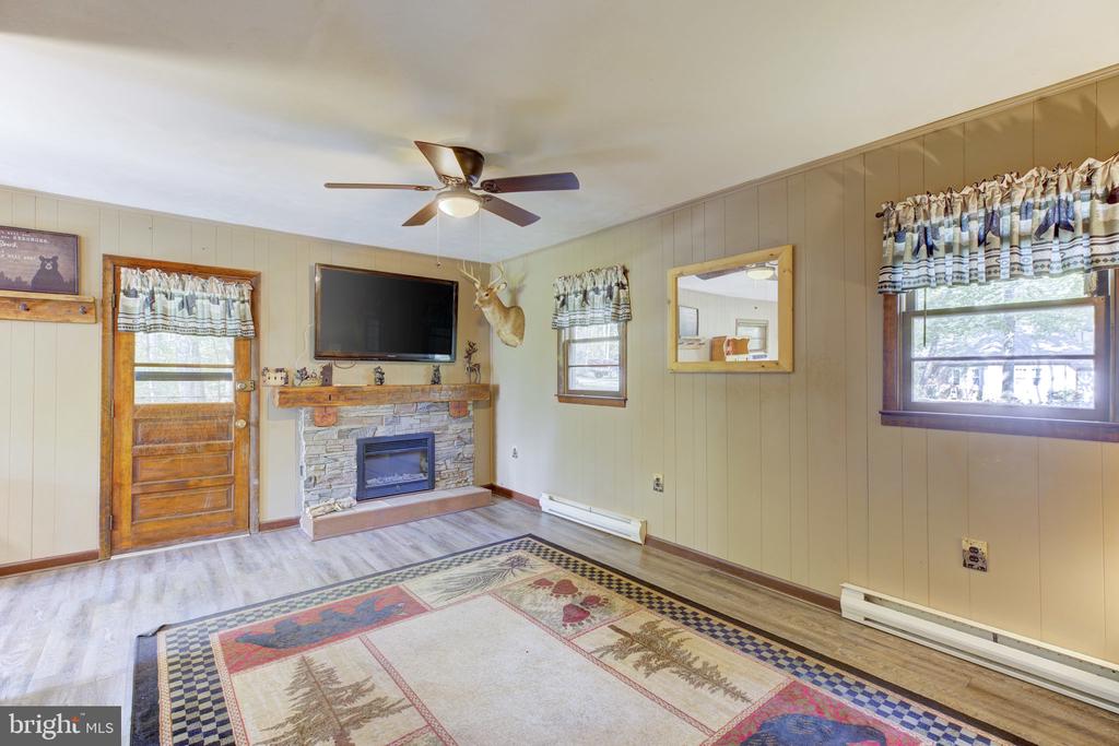 142 Redbud Ln