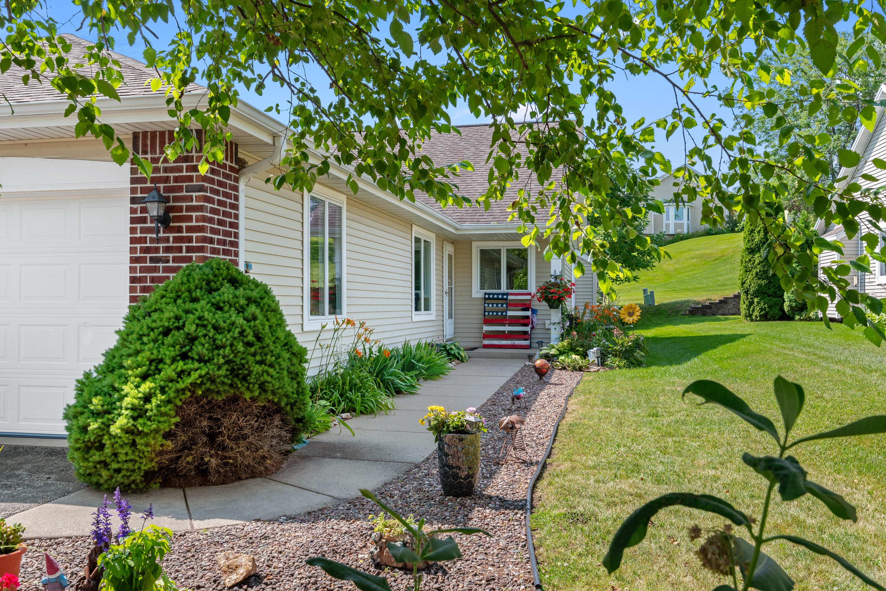 923 Algoma Dr