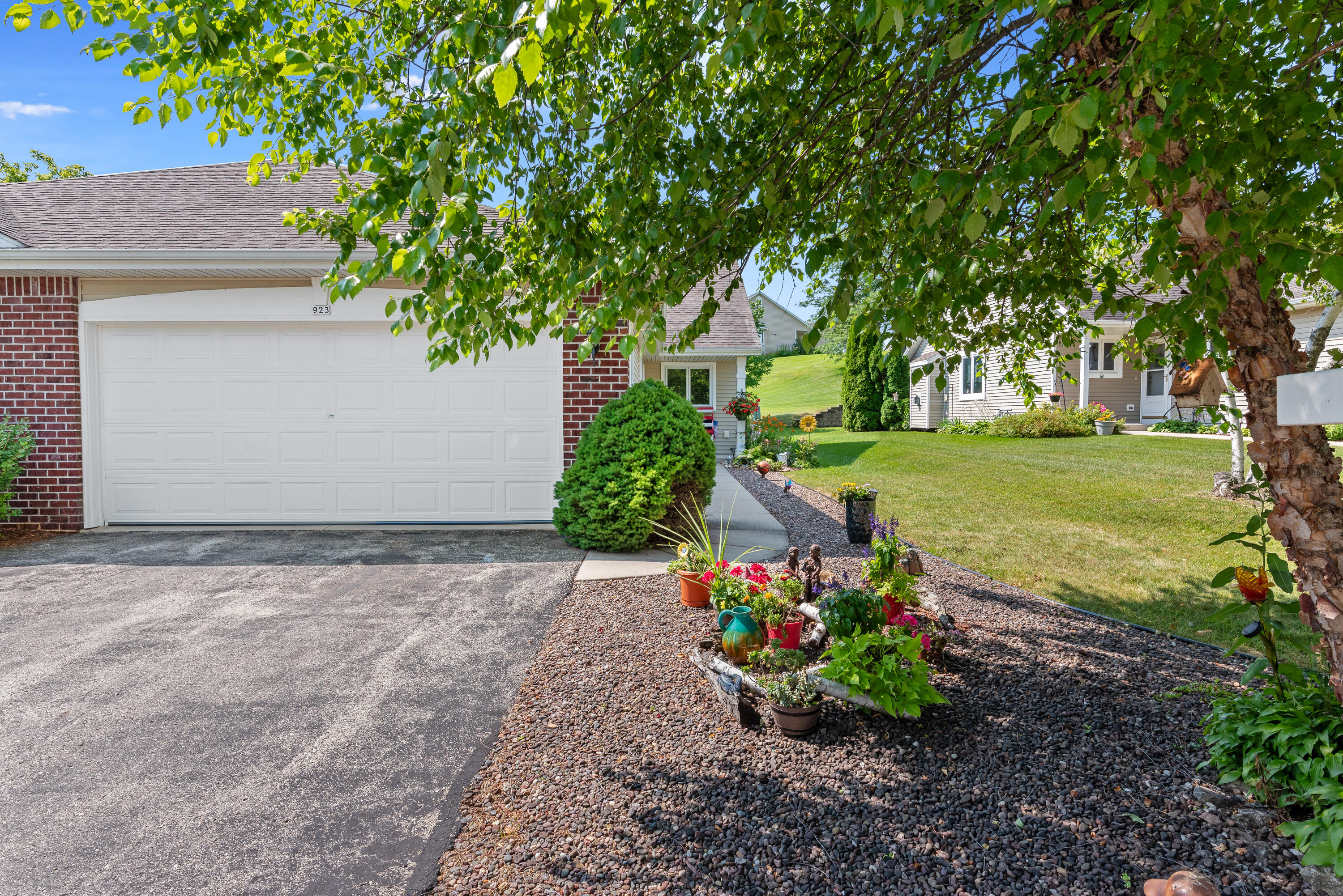 923 Algoma Dr