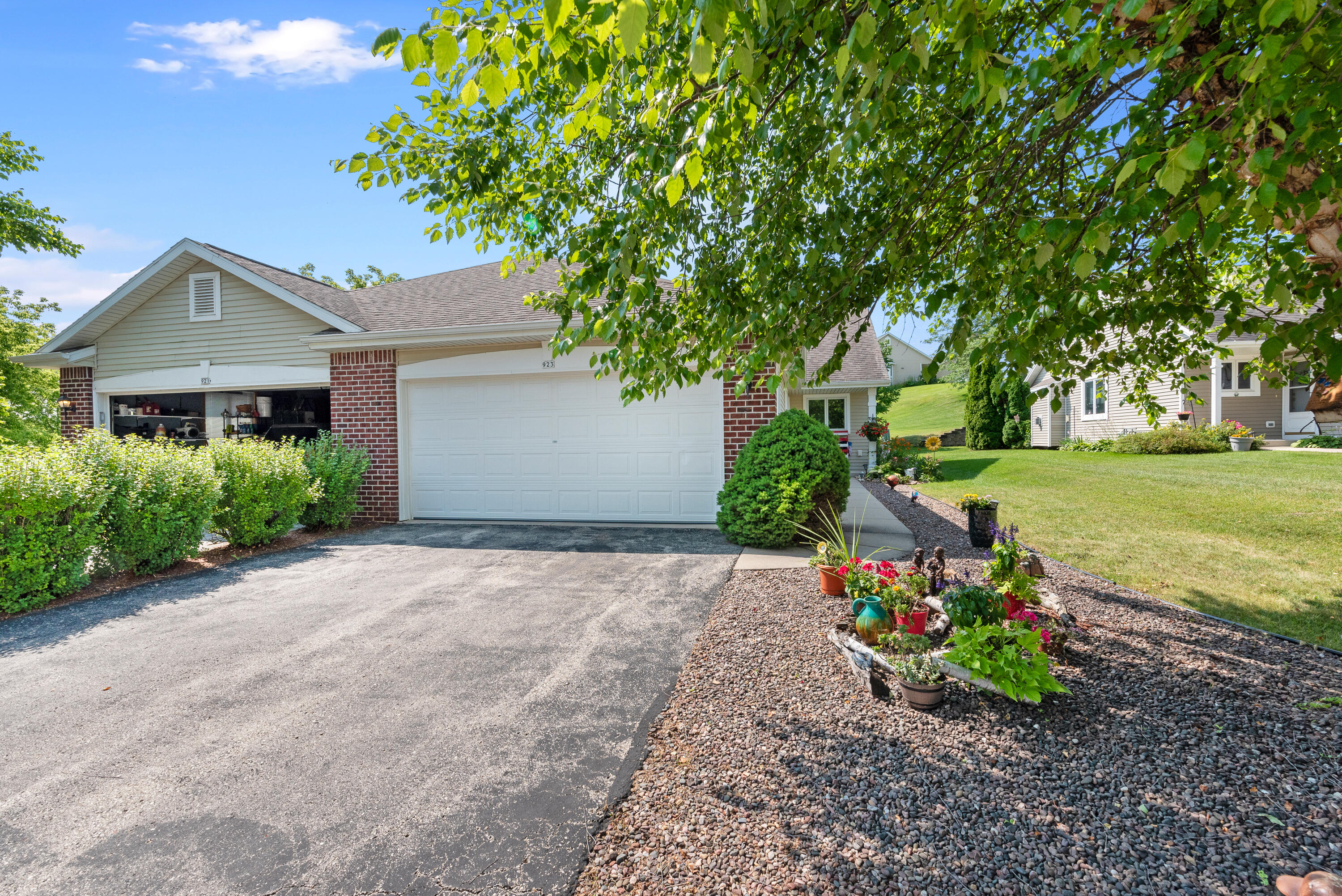 923 Algoma Dr