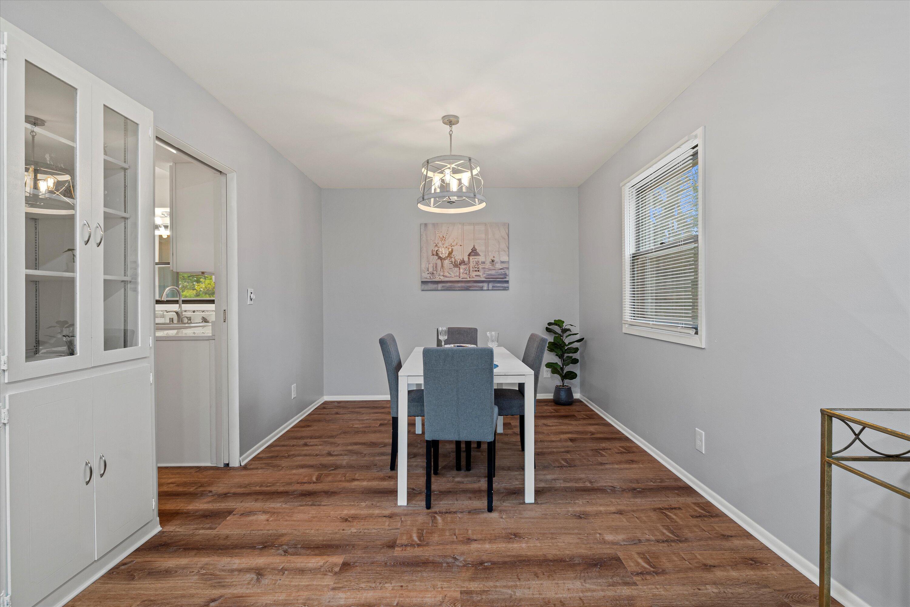 6687 Kingswood Dr