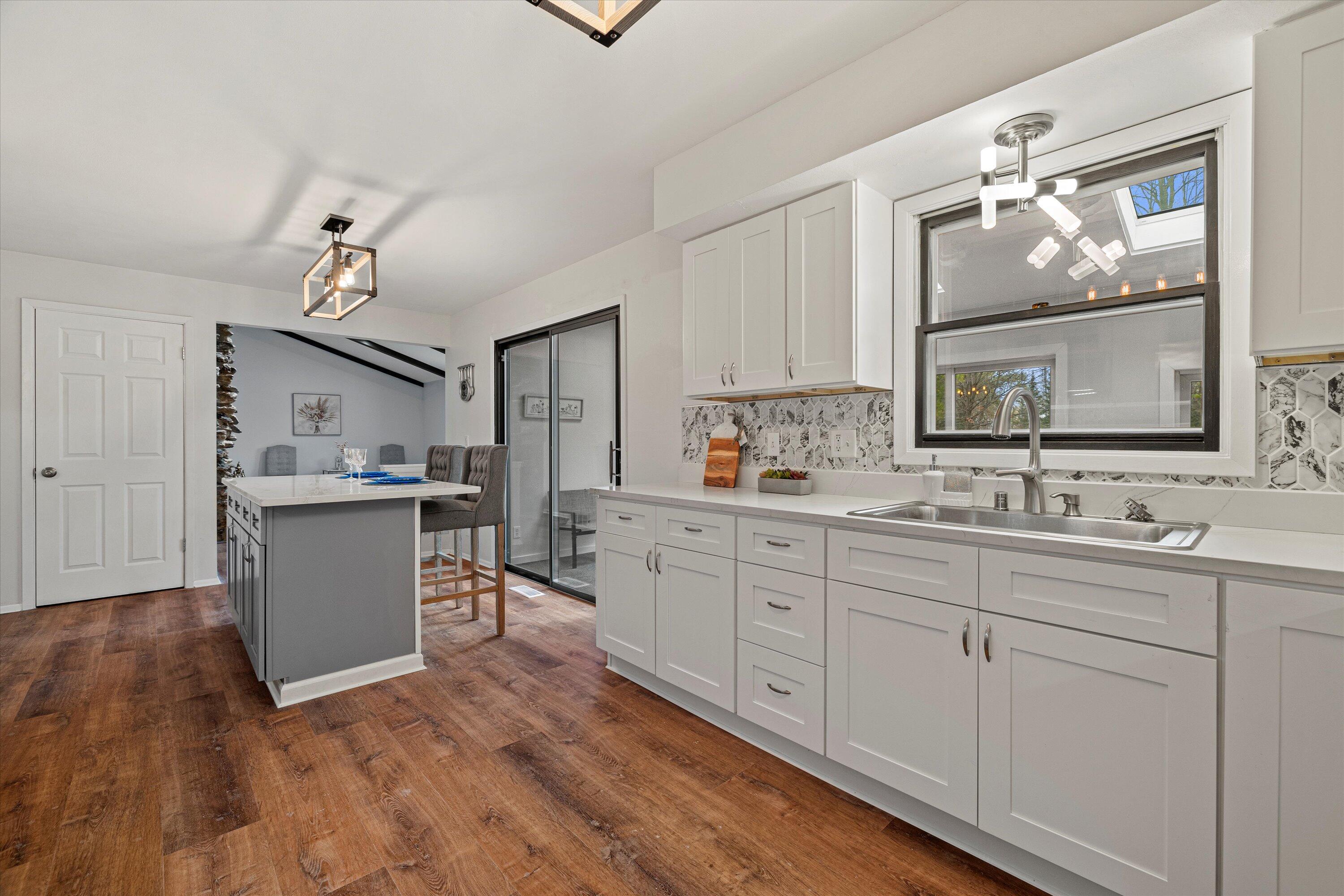 6687 Kingswood Dr
