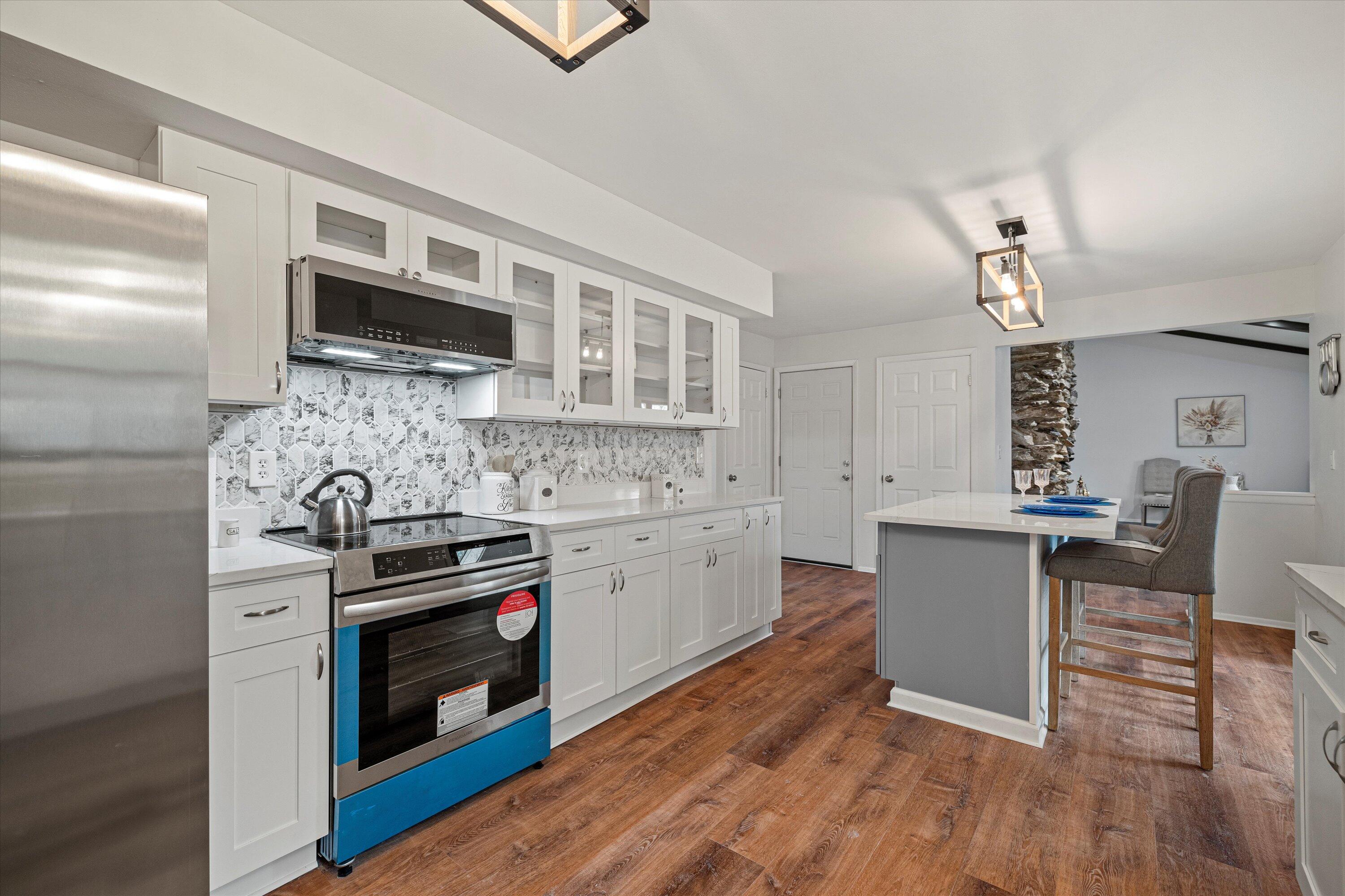 6687 Kingswood Dr