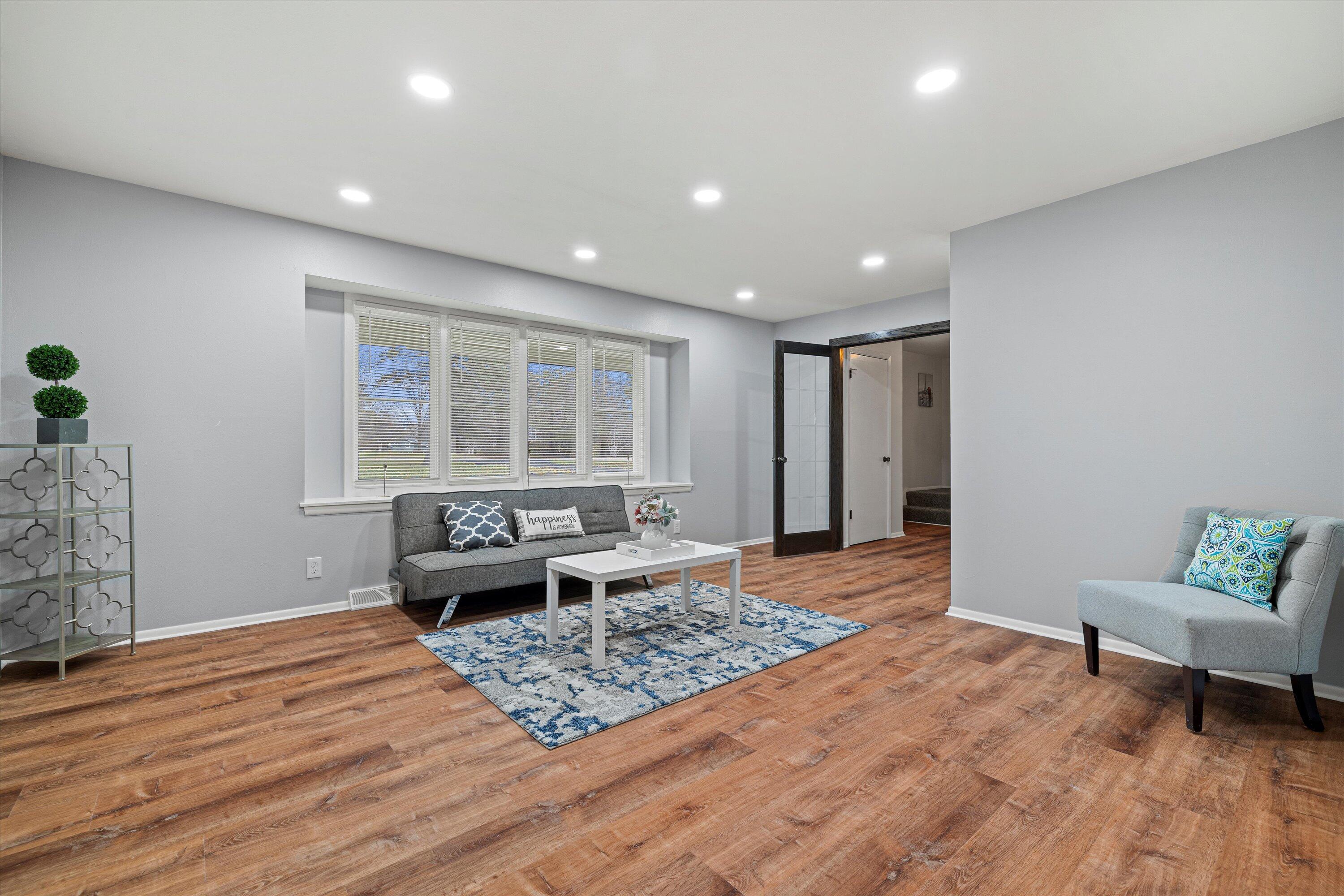 6687 Kingswood Dr