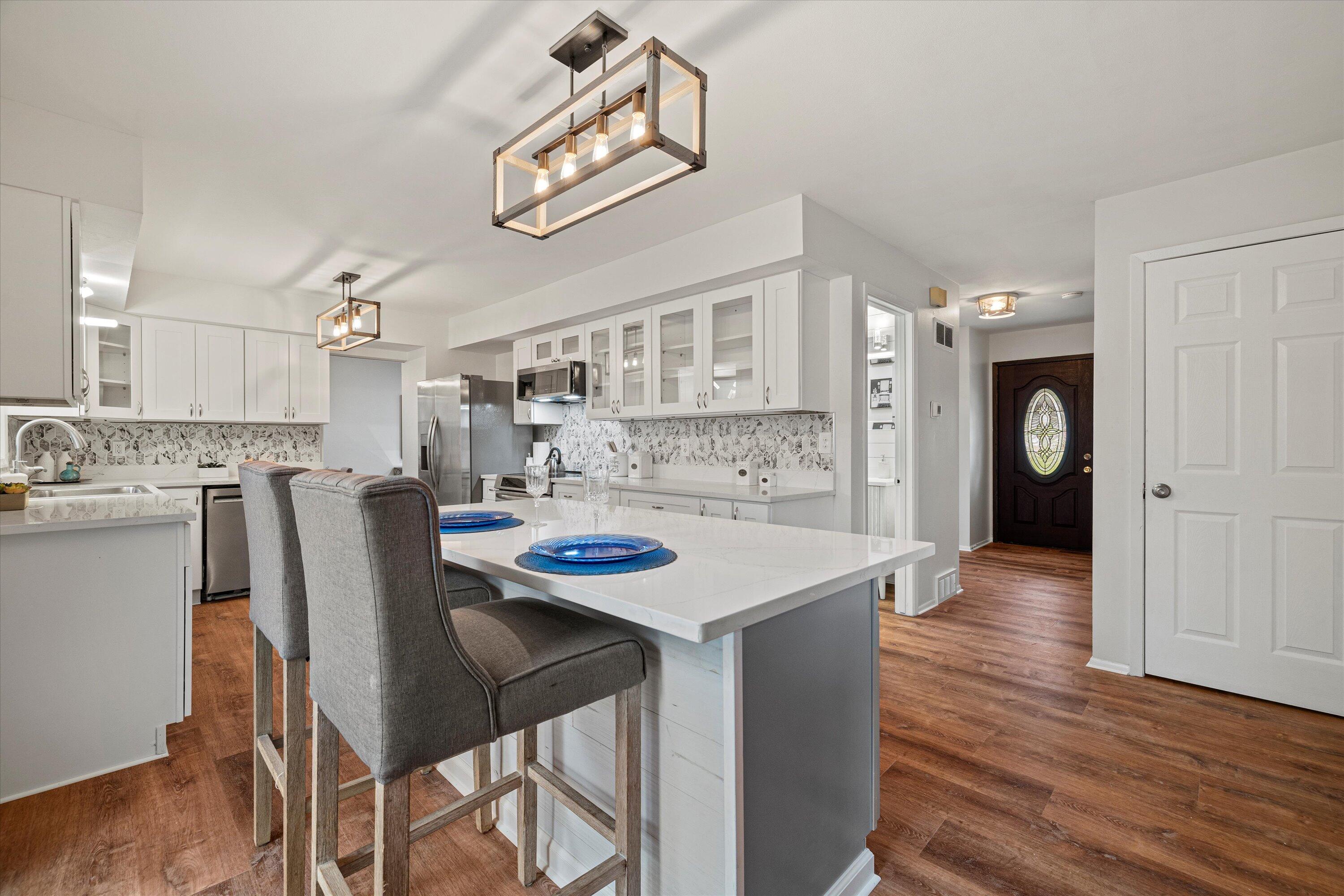 6687 Kingswood Dr