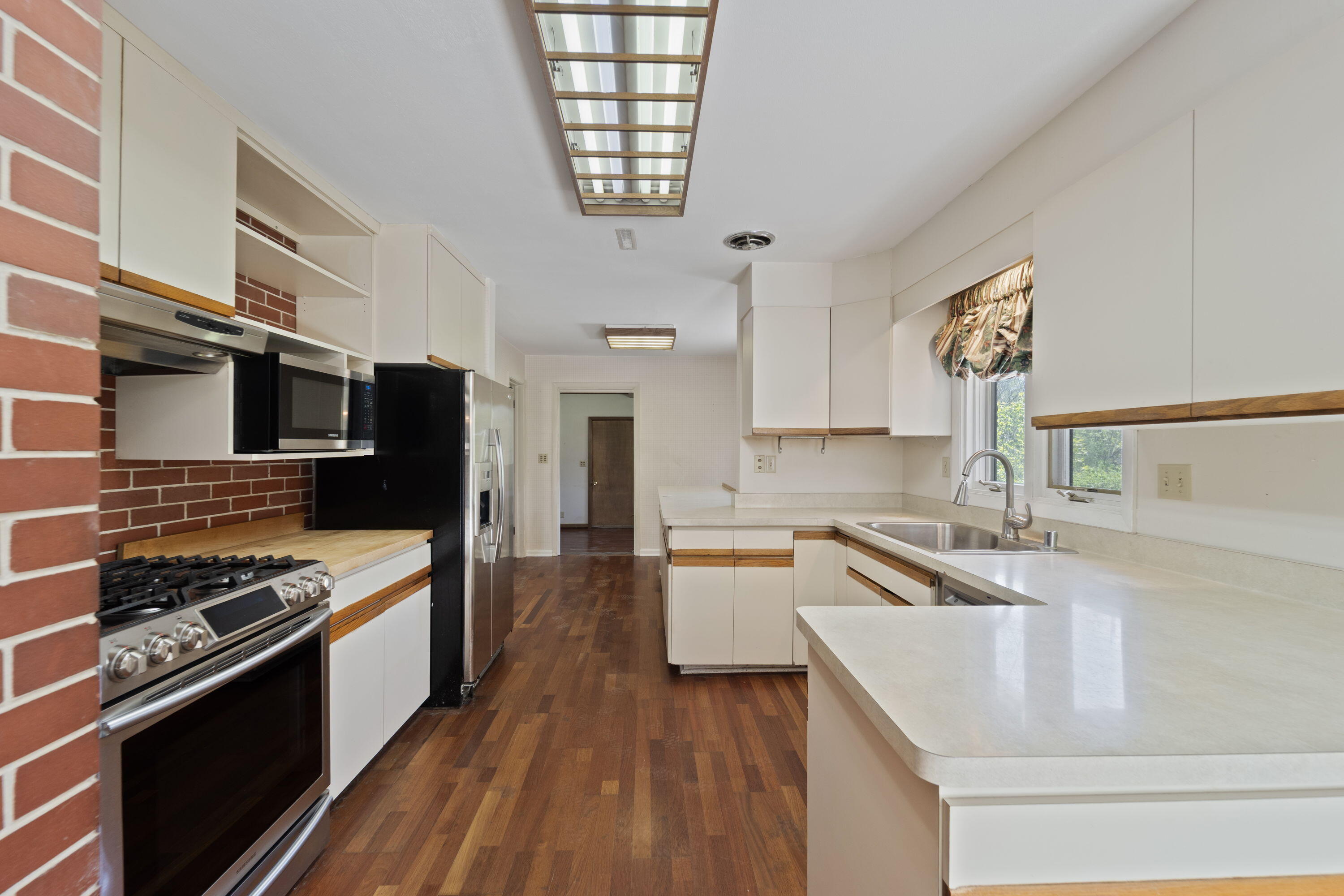 1533 W El Rancho Dr