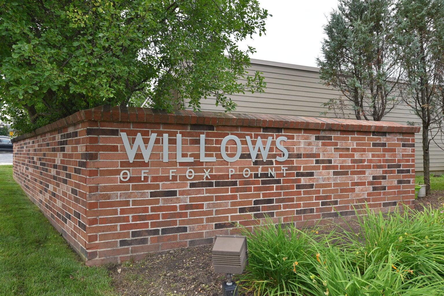 490 W Willow Ct