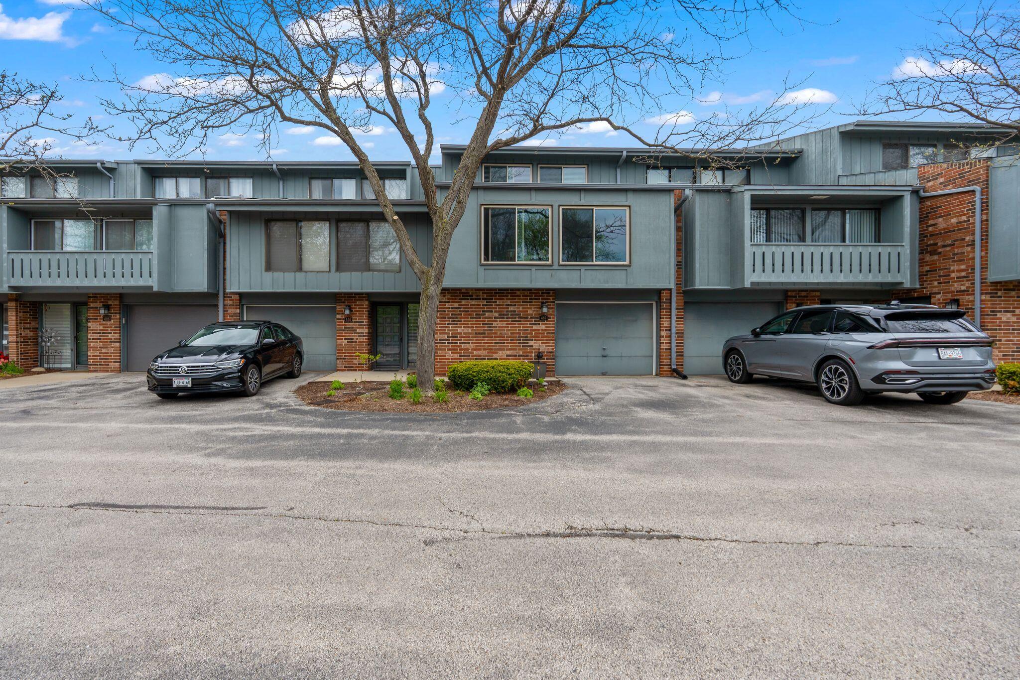 490 W Willow Ct