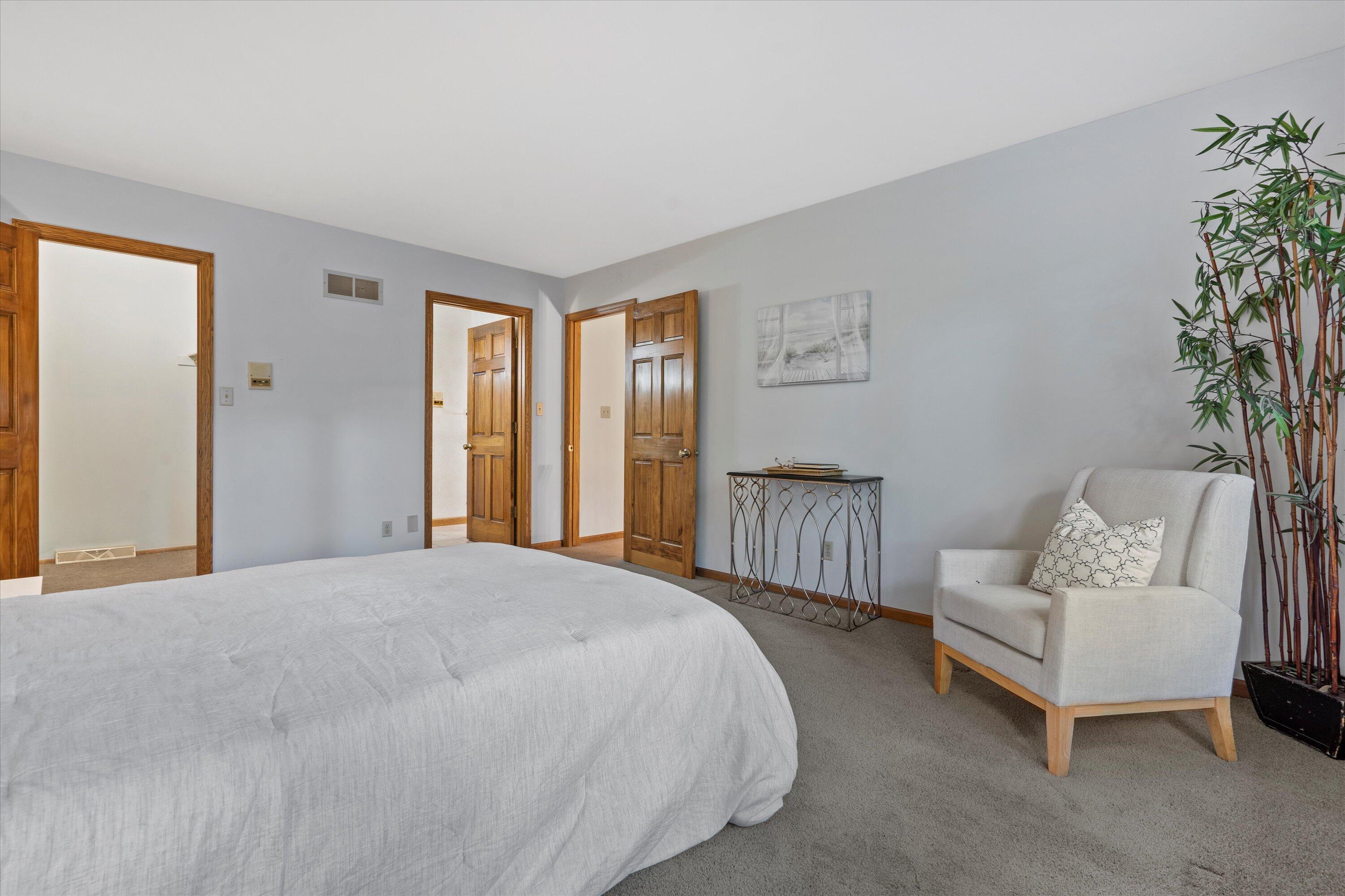 W263N7064 Thousand Oaks Dr