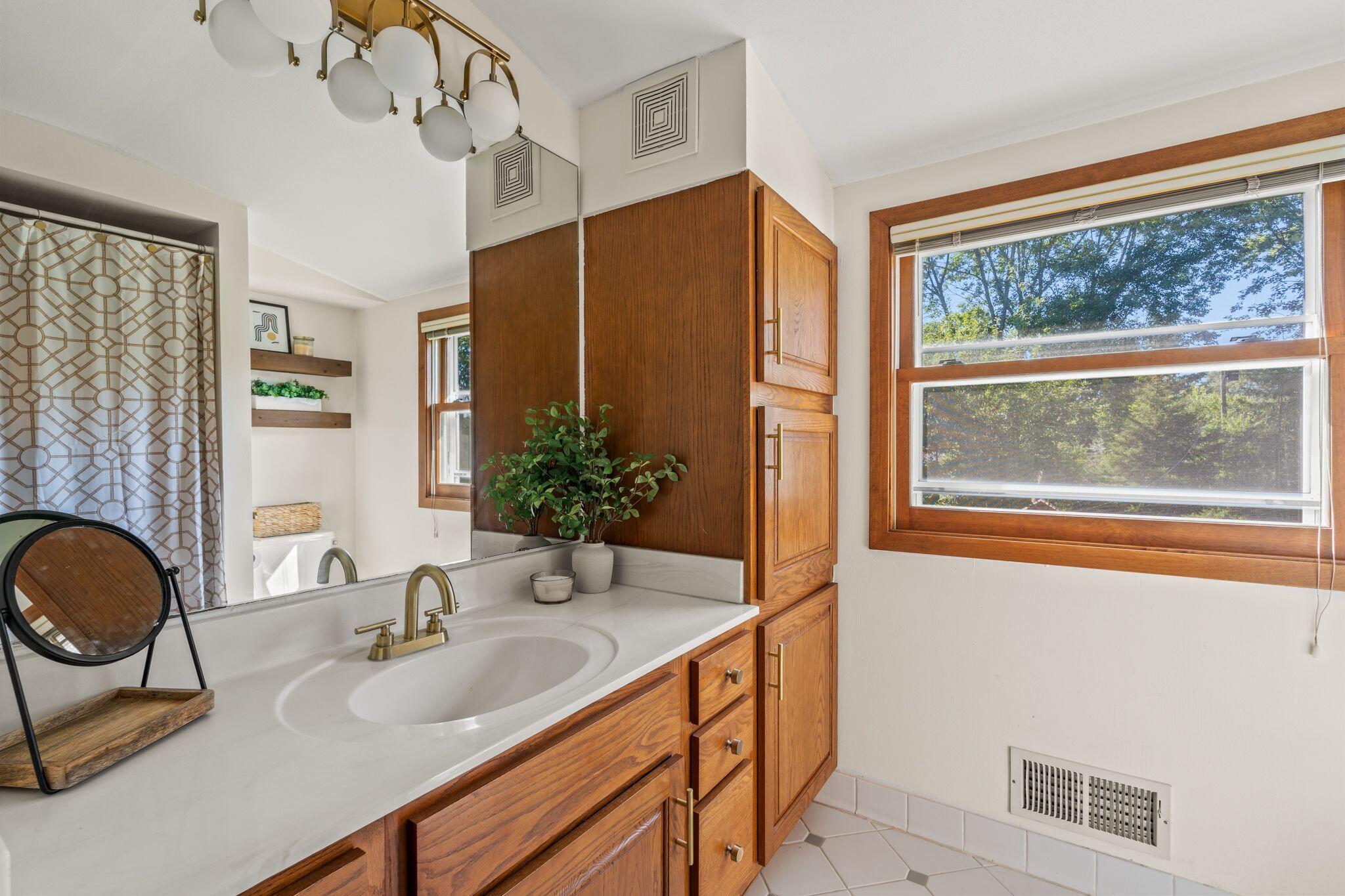 515 W Manor Cir