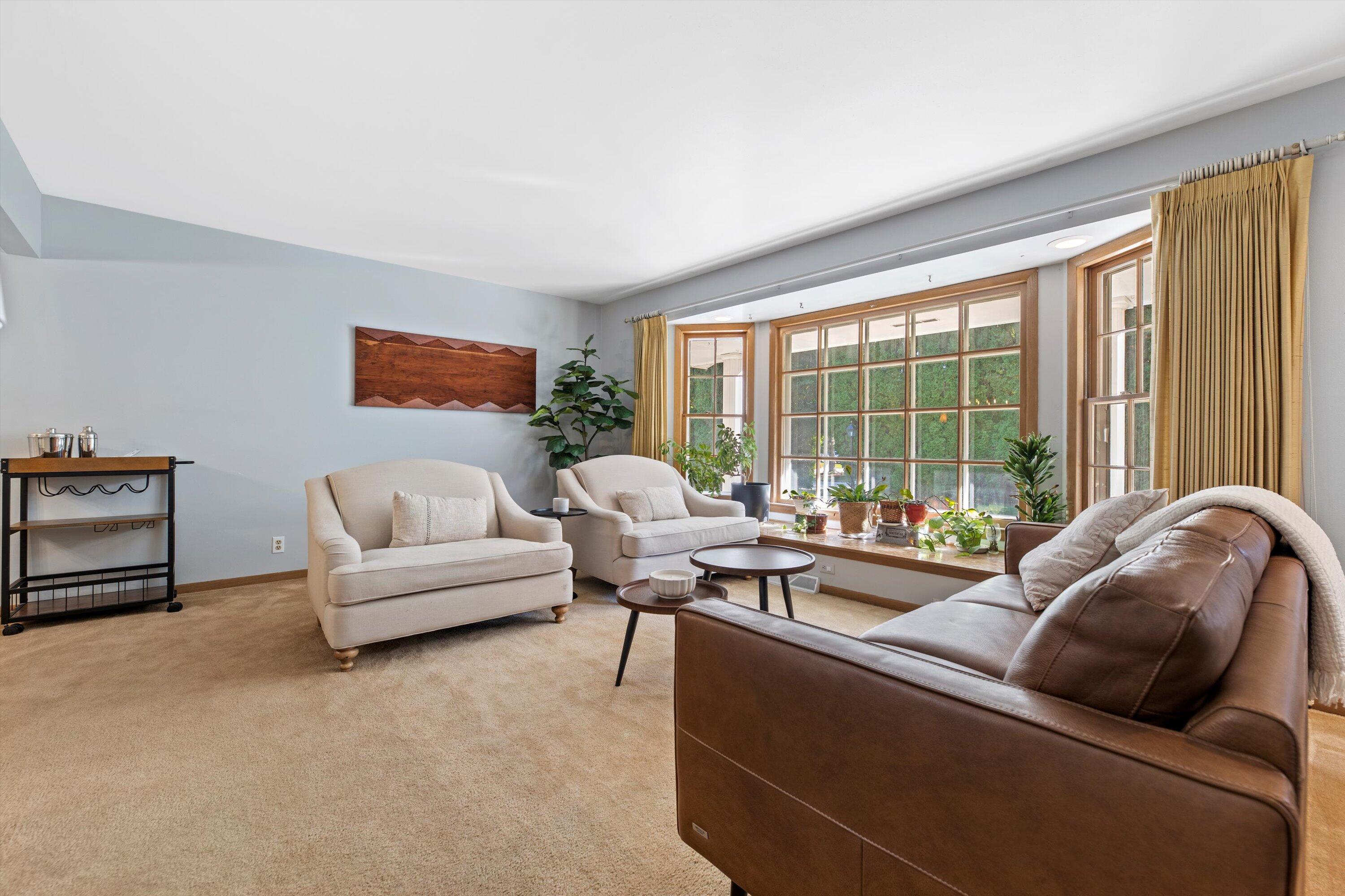 4532 W Ravine Ln