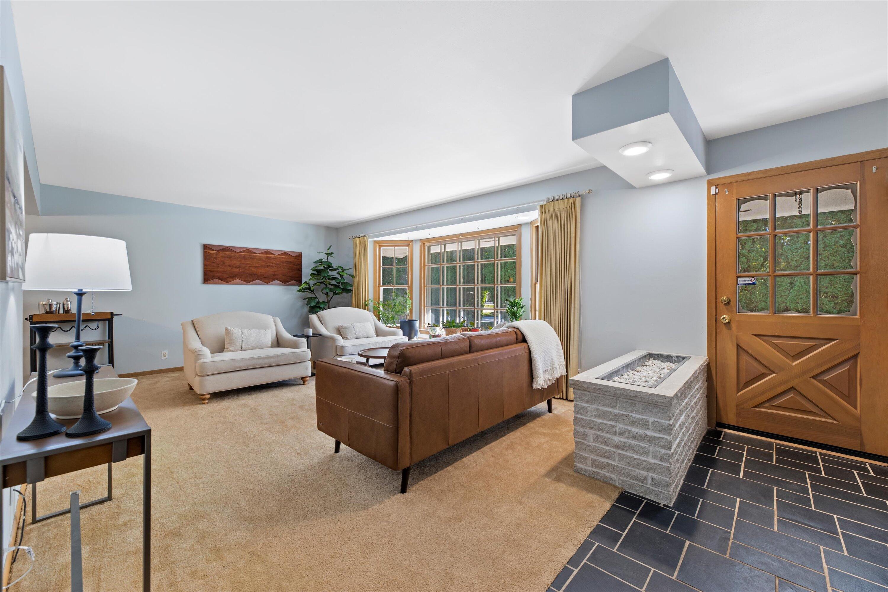 4532 W Ravine Ln