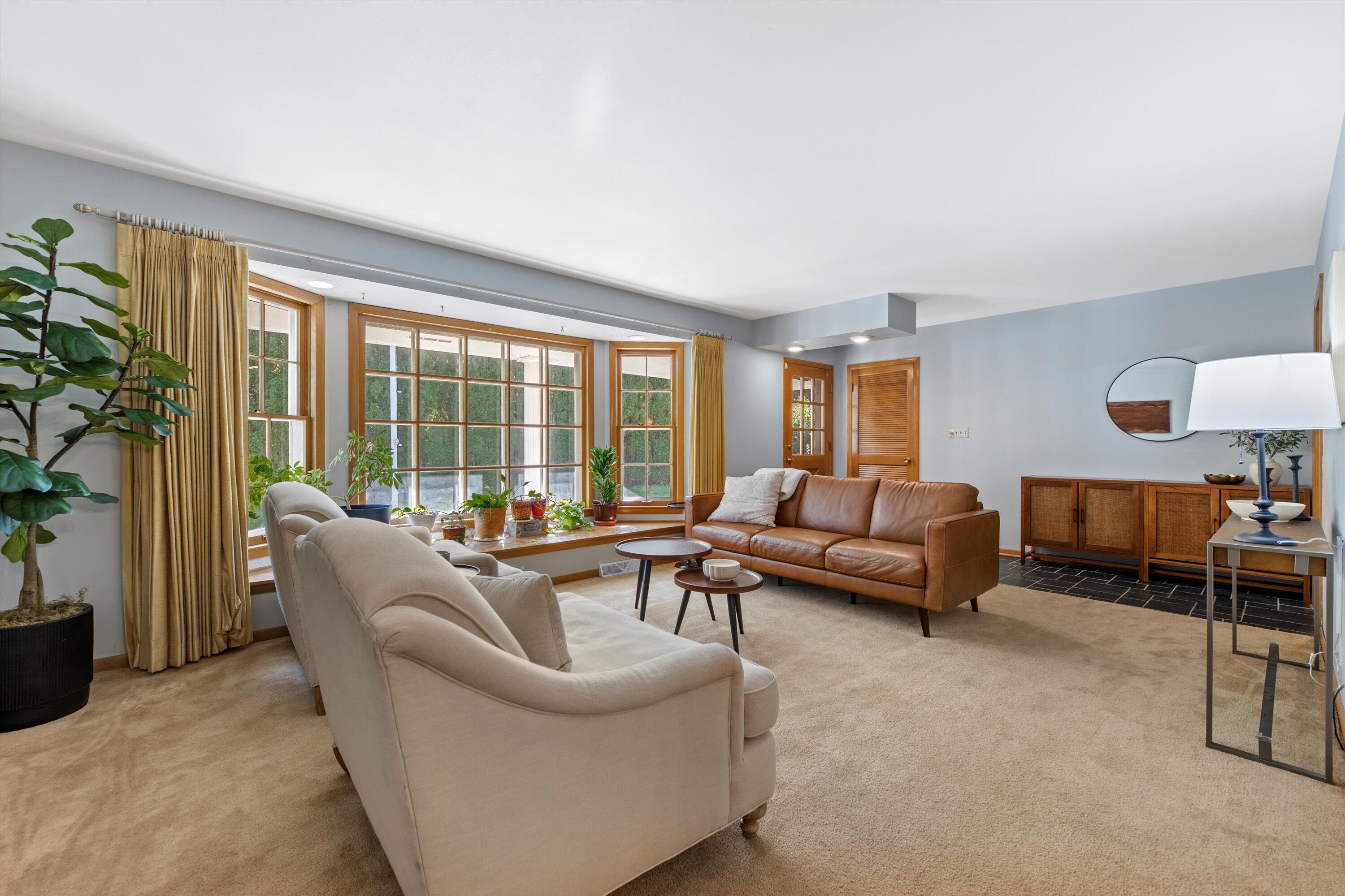 4532 W Ravine Ln