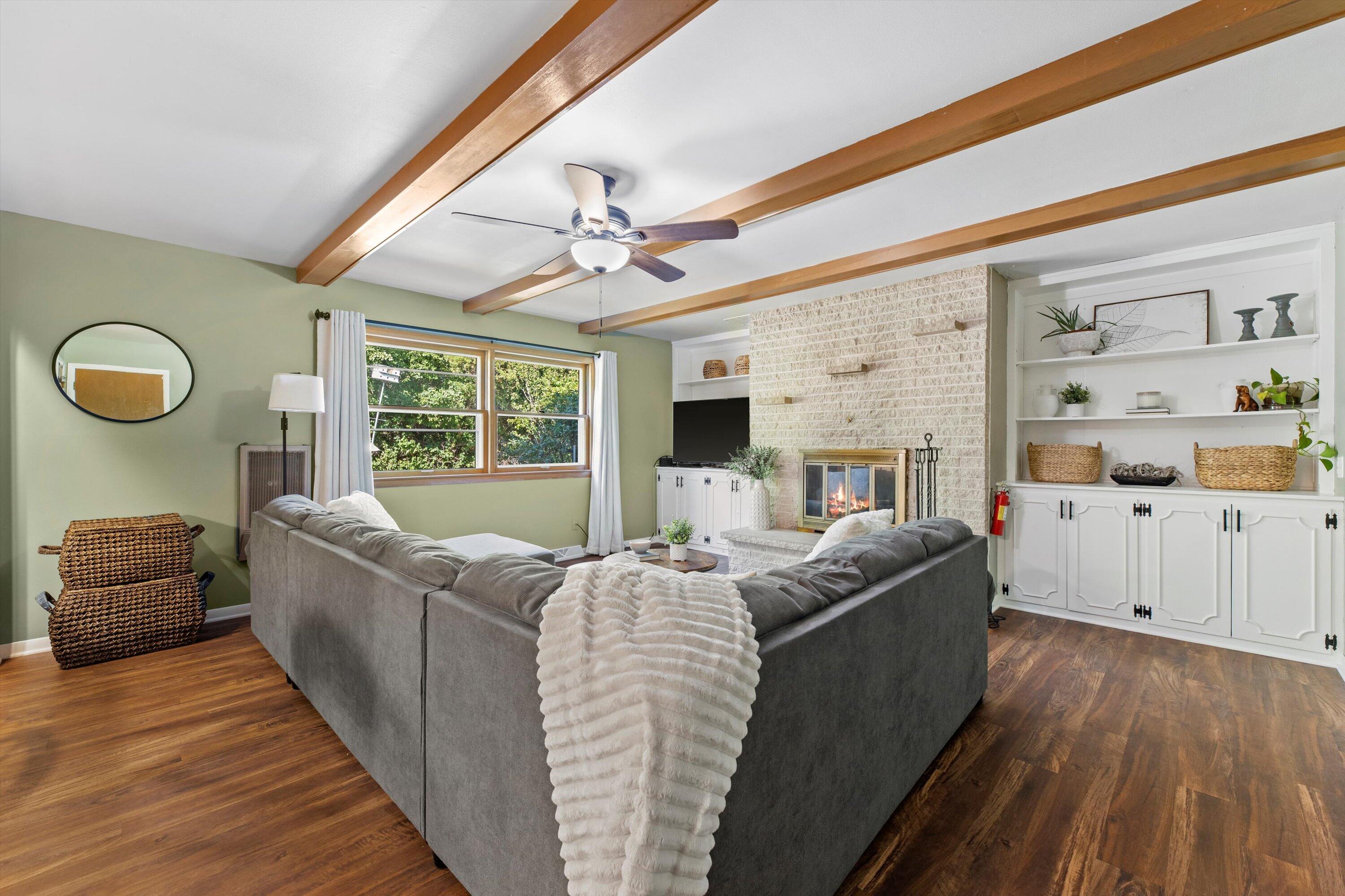 4532 W Ravine Ln