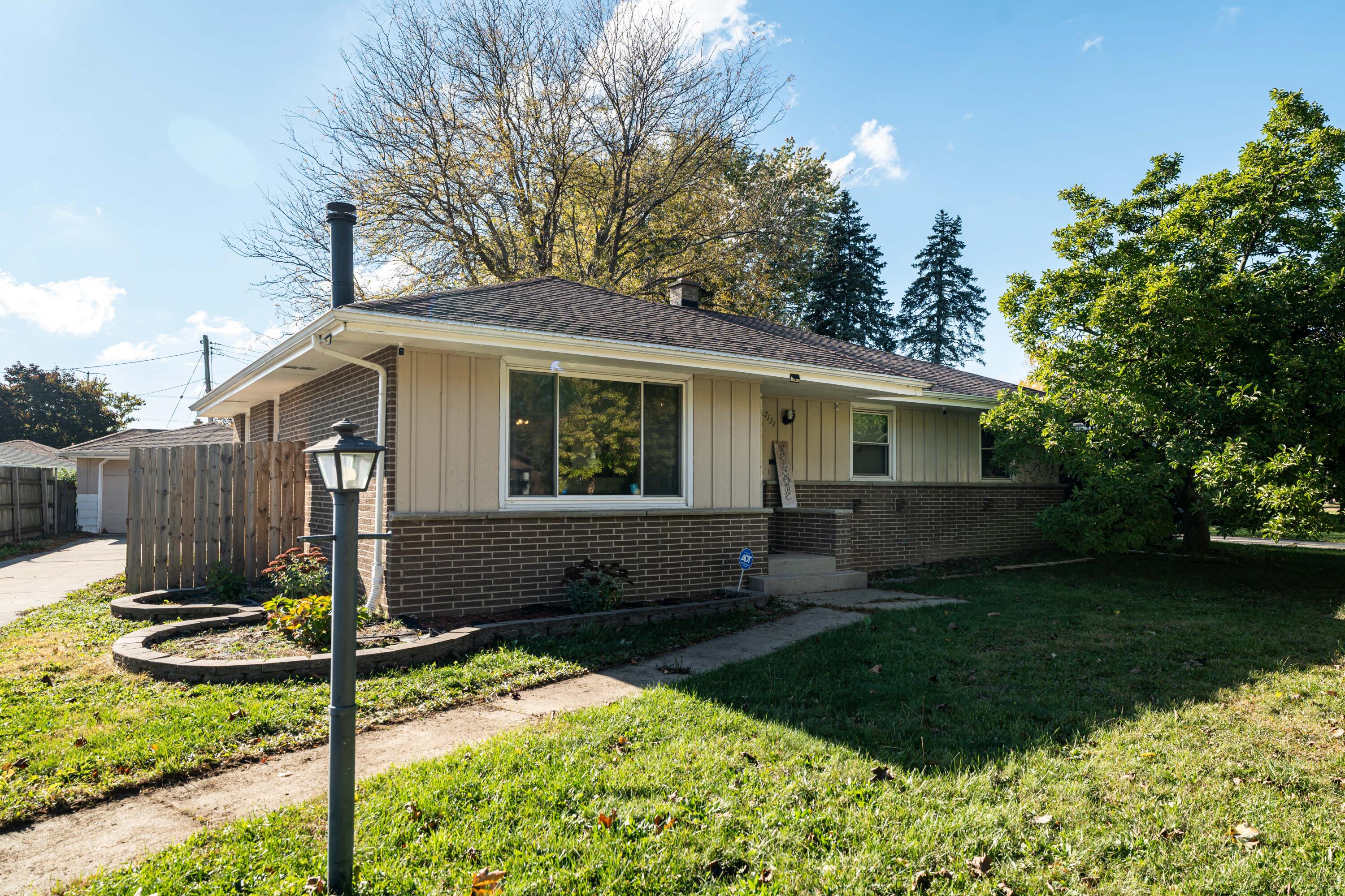 7121 W Cody Cir