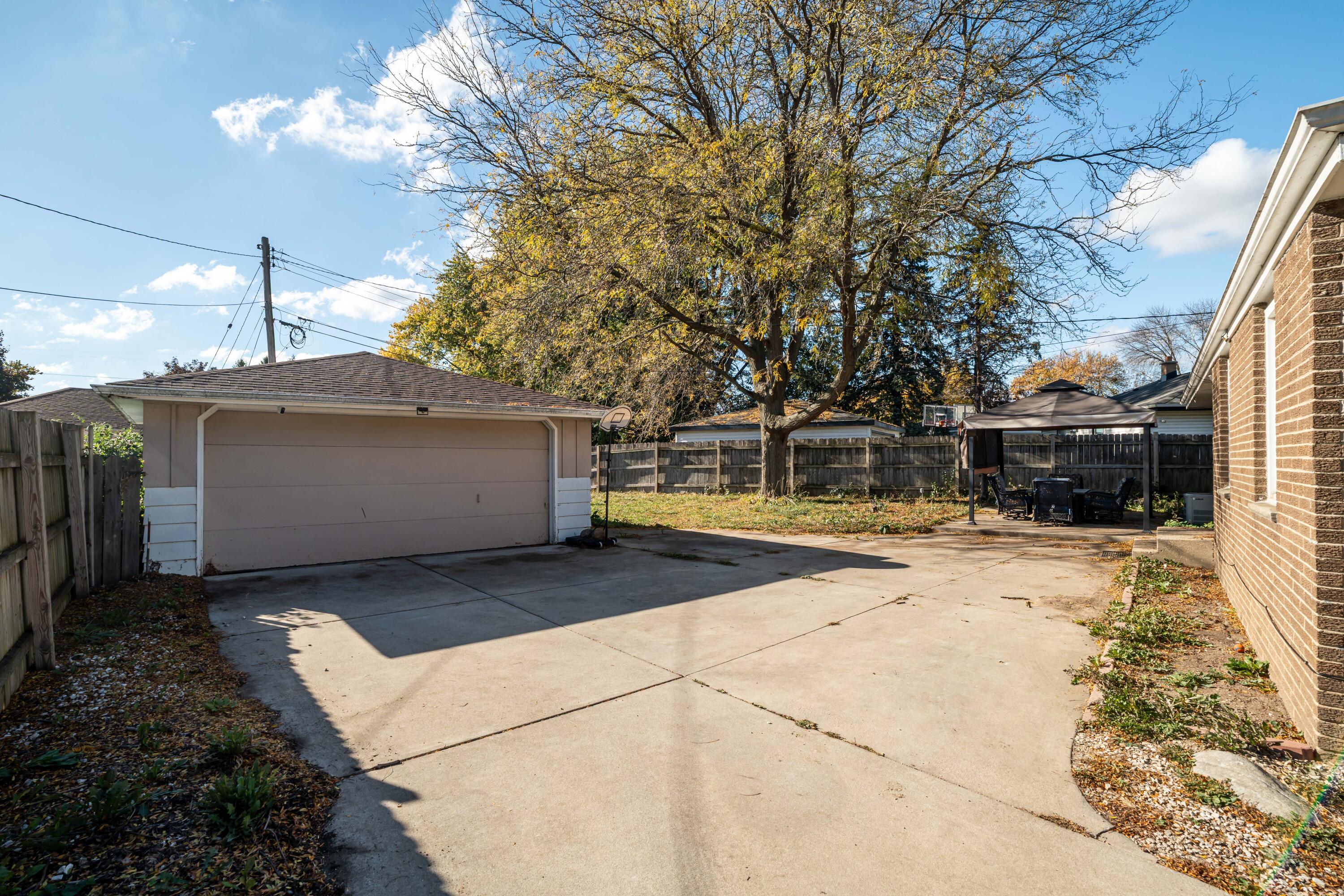 7121 W Cody Cir