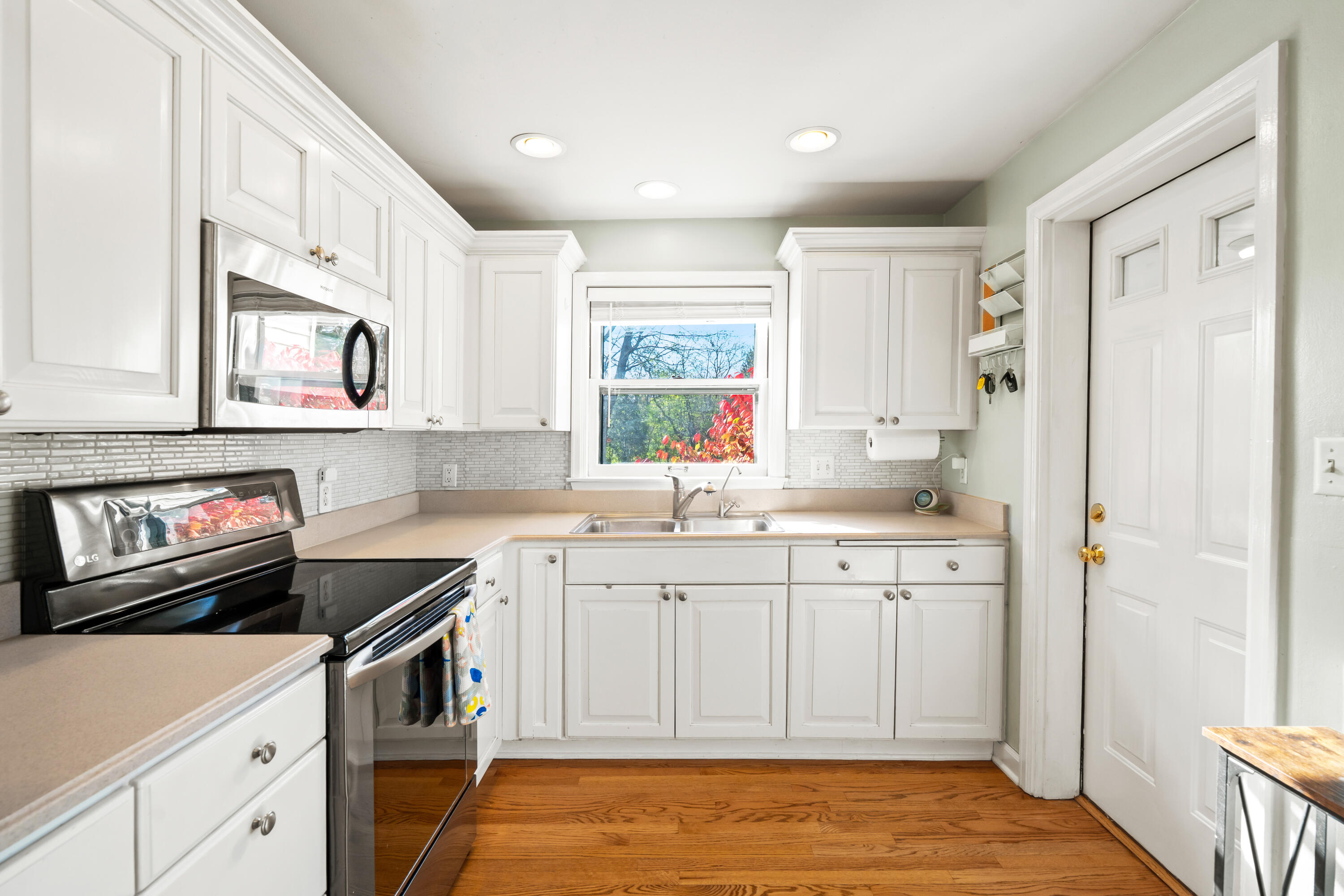 1933 W Donges Bay Rd