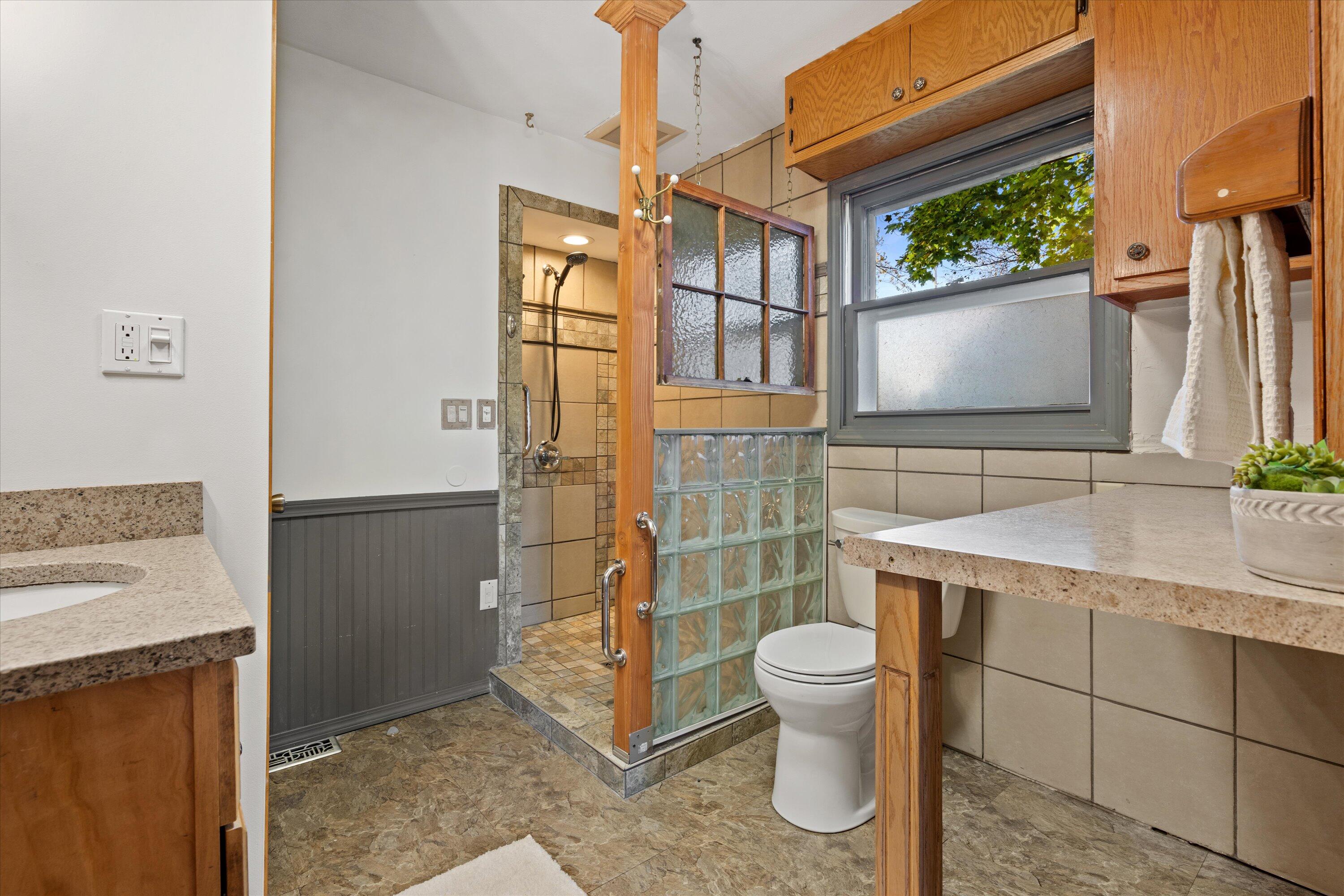 12763 N East Shoreland Dr