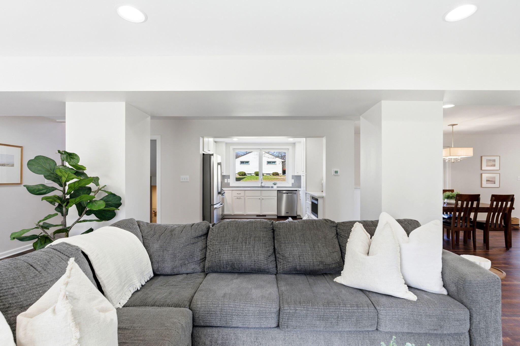 1633 W Eleanor Pl