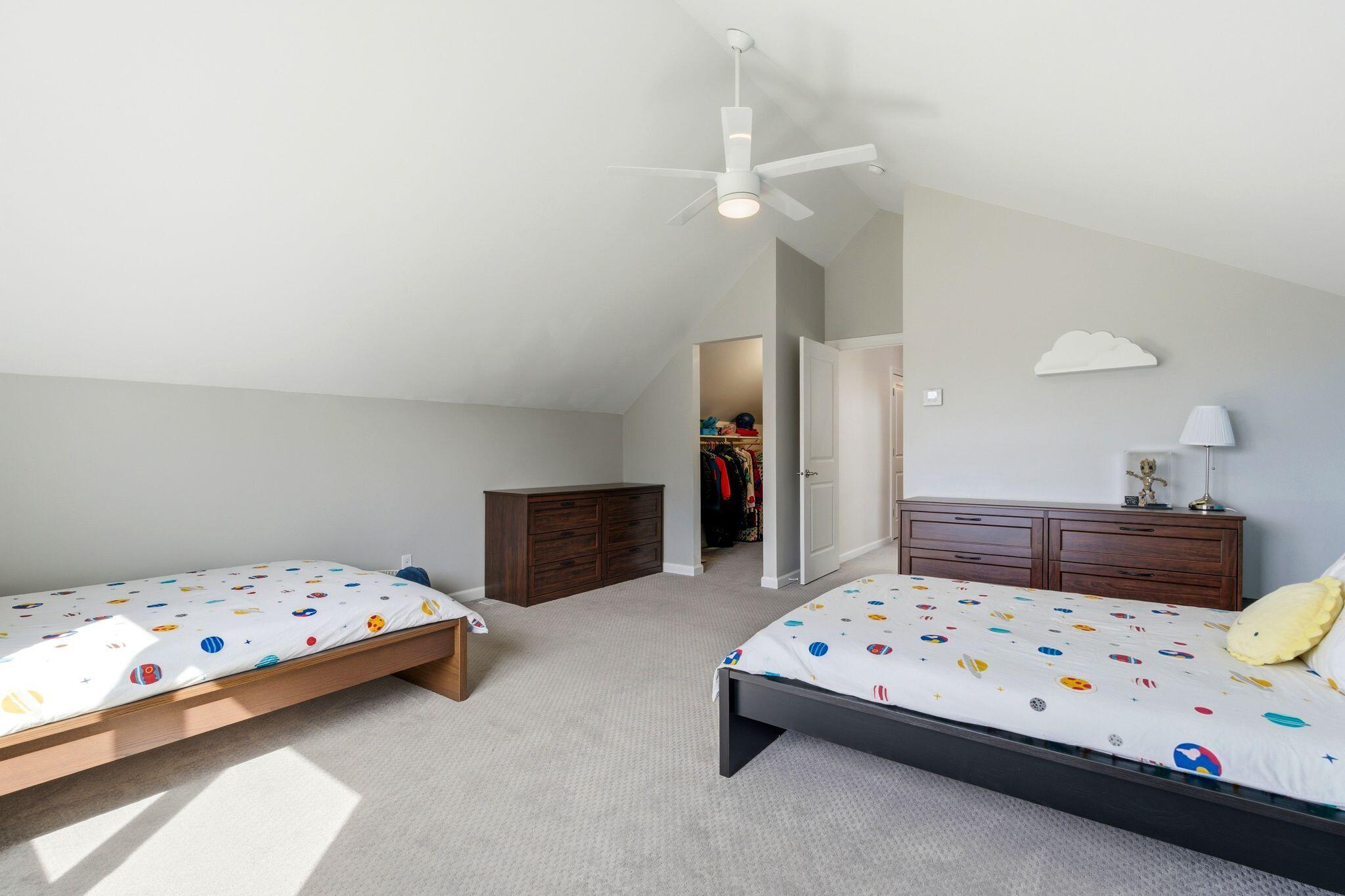 1633 W Eleanor Pl