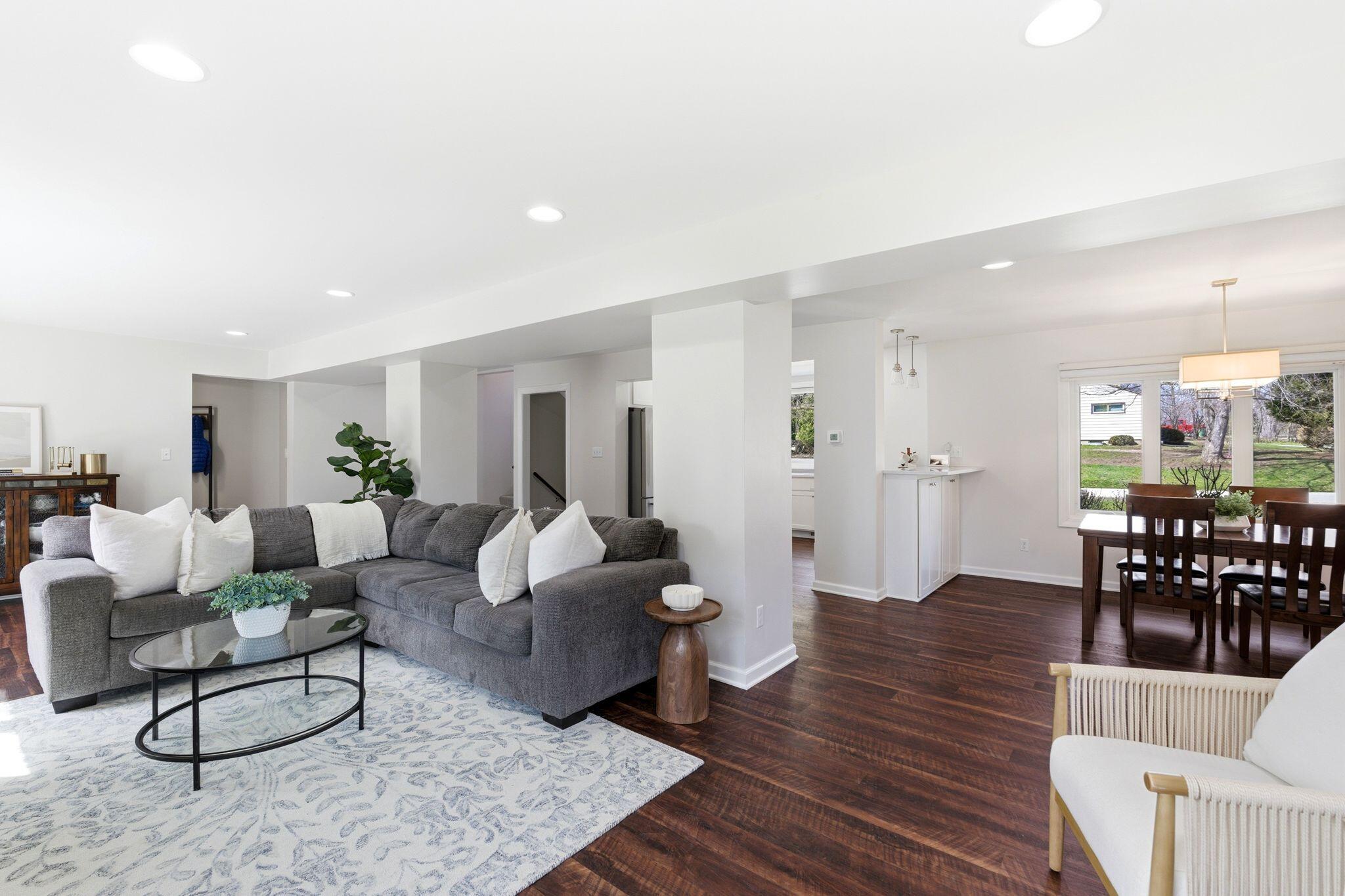 1633 W Eleanor Pl