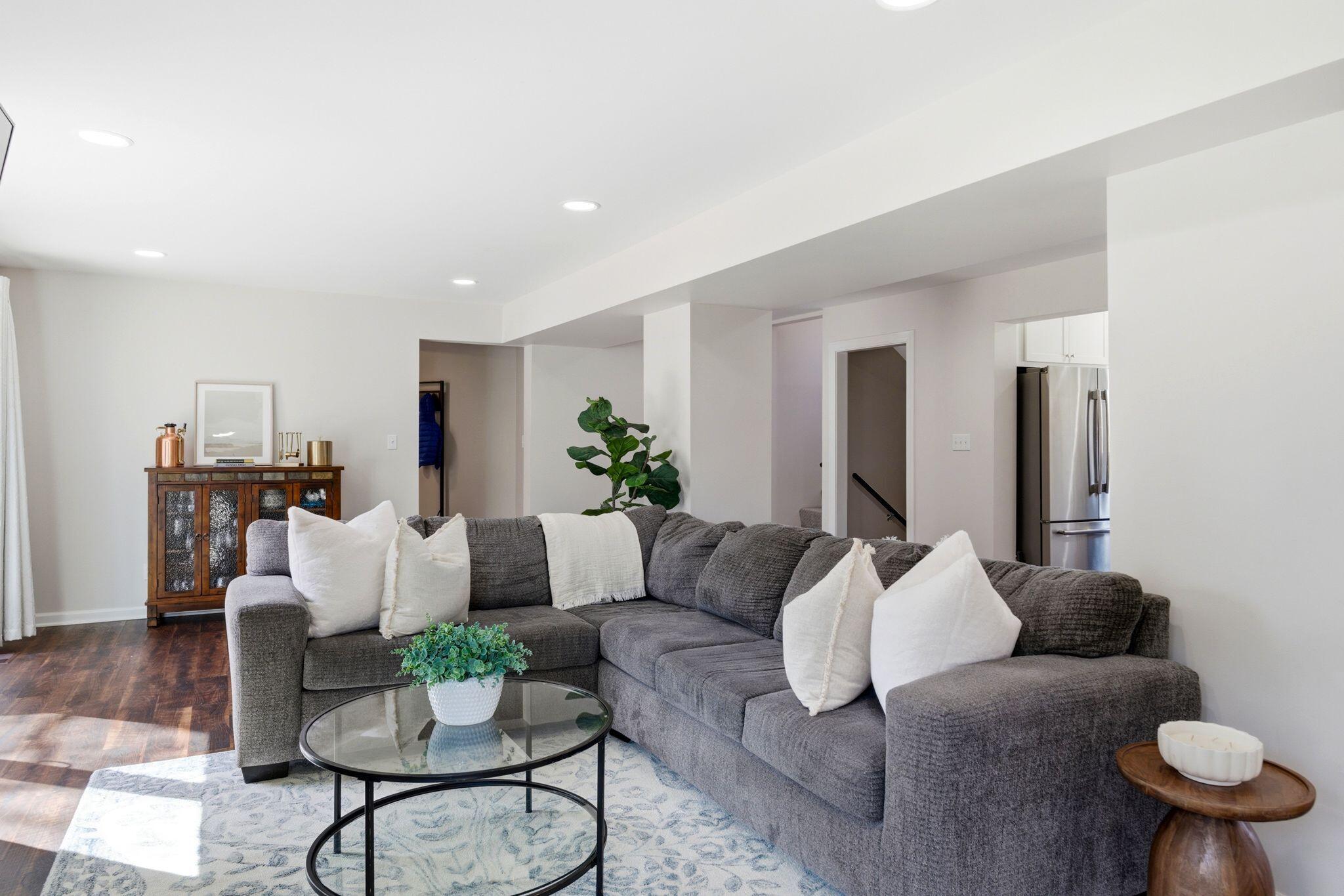 1633 W Eleanor Pl
