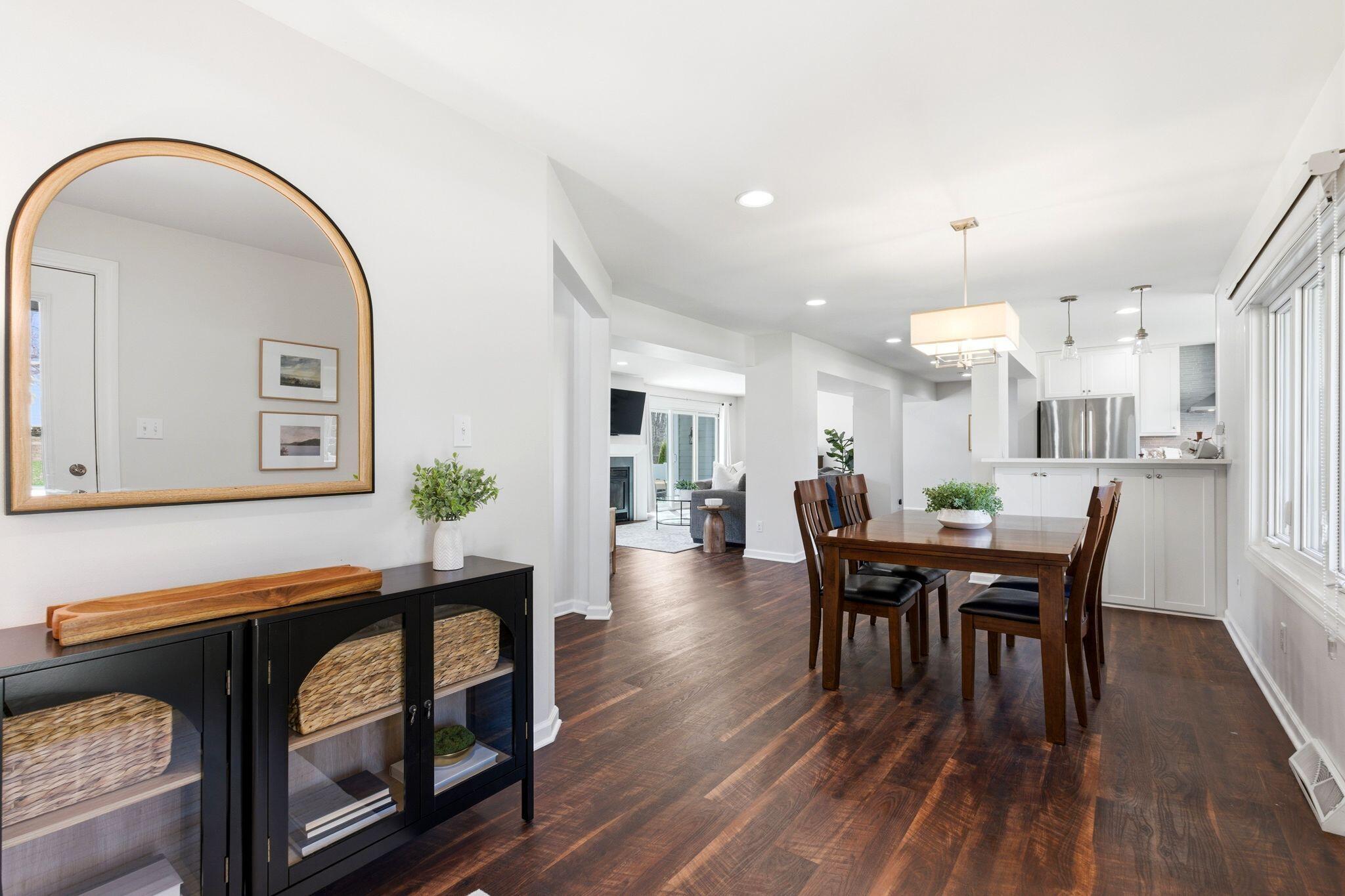 1633 W Eleanor Pl