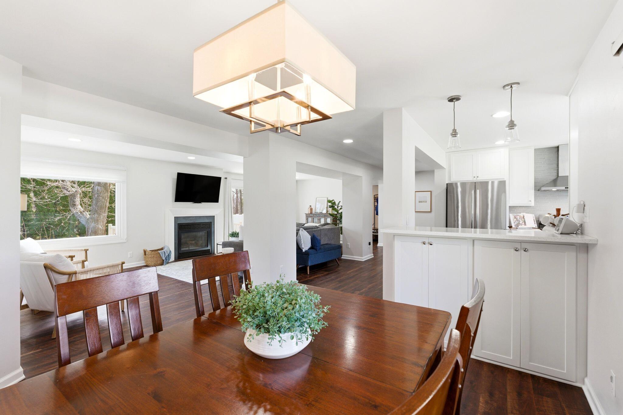 1633 W Eleanor Pl