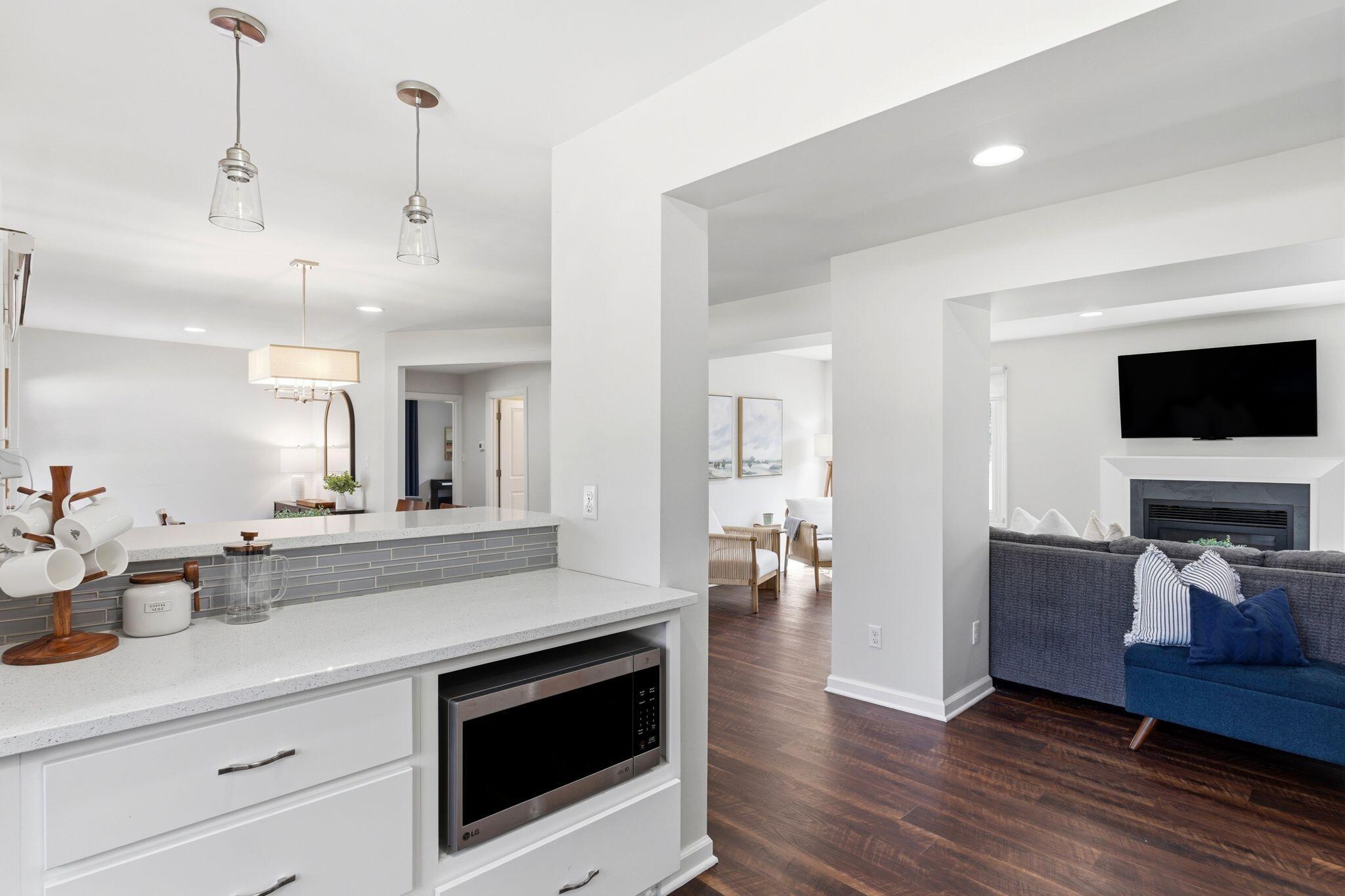 1633 W Eleanor Pl