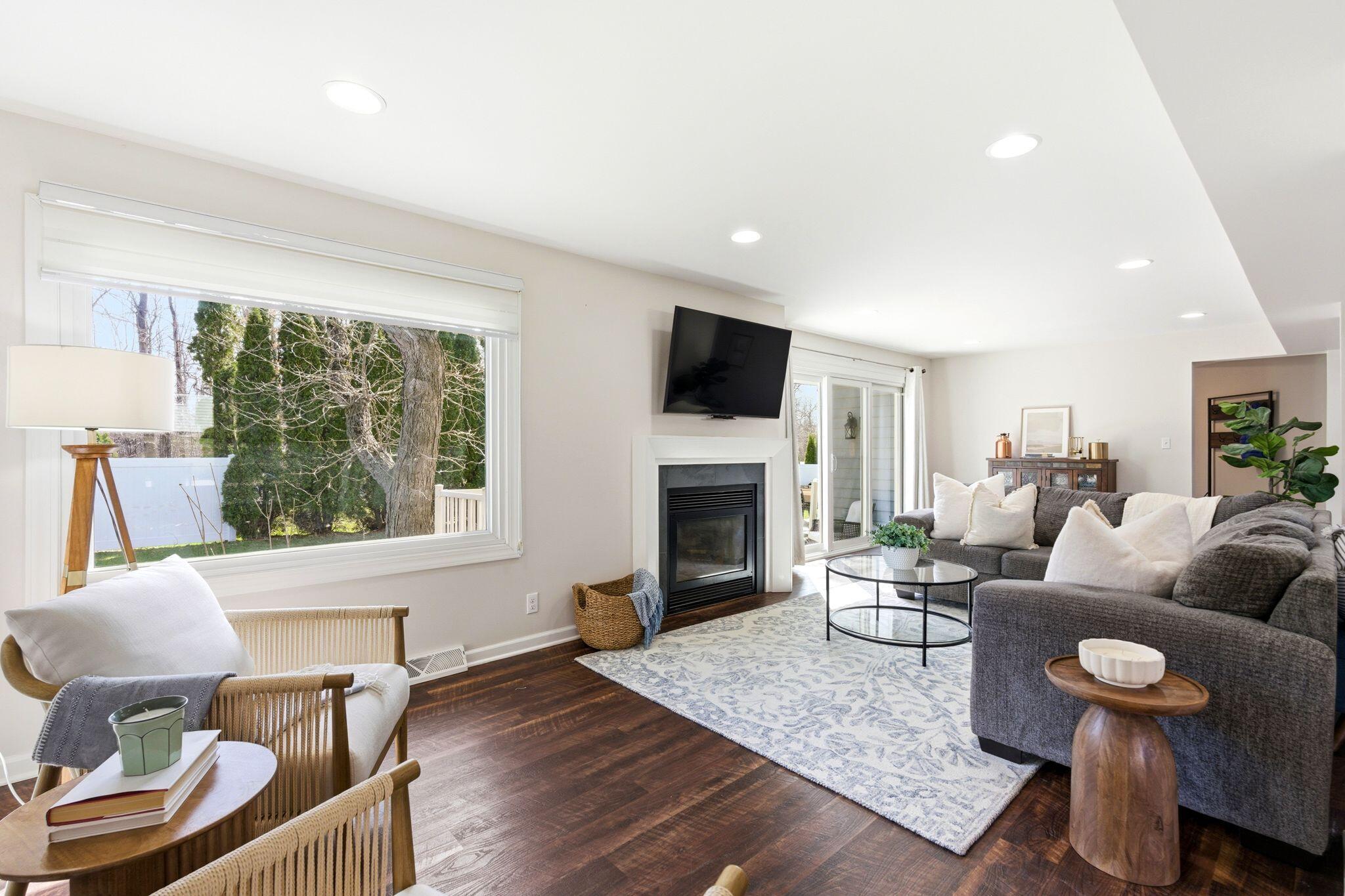 1633 W Eleanor Pl