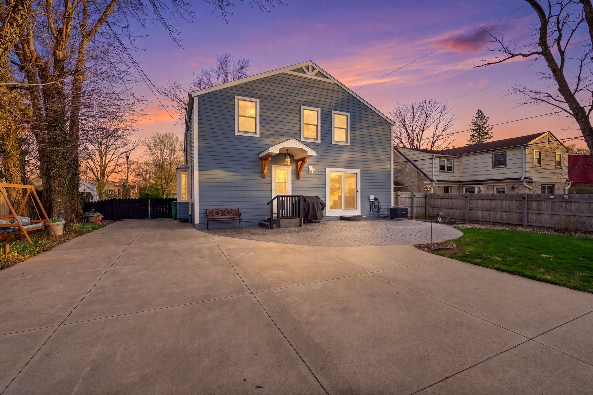 514 E Community Pl