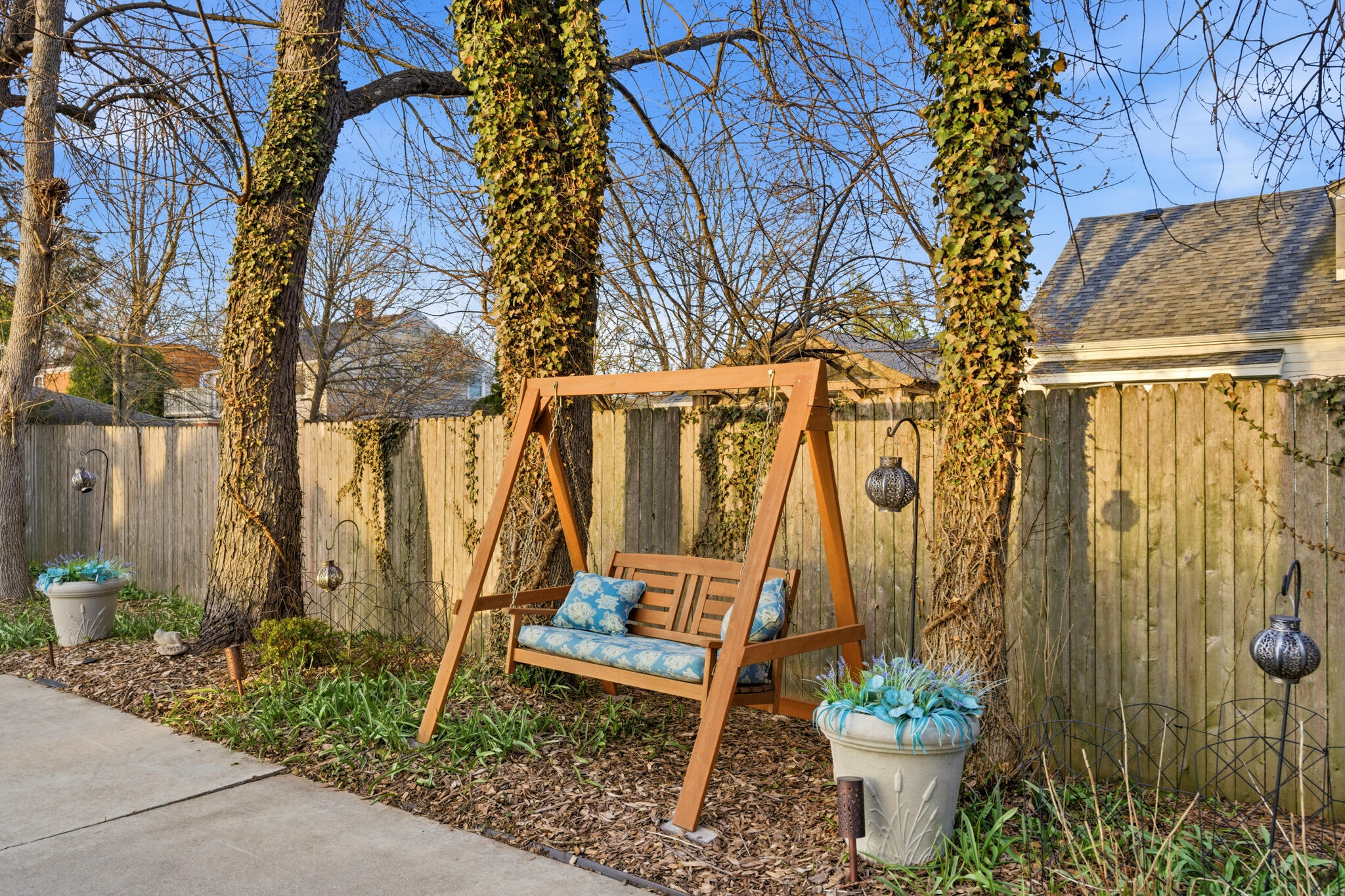 514 E Community Pl