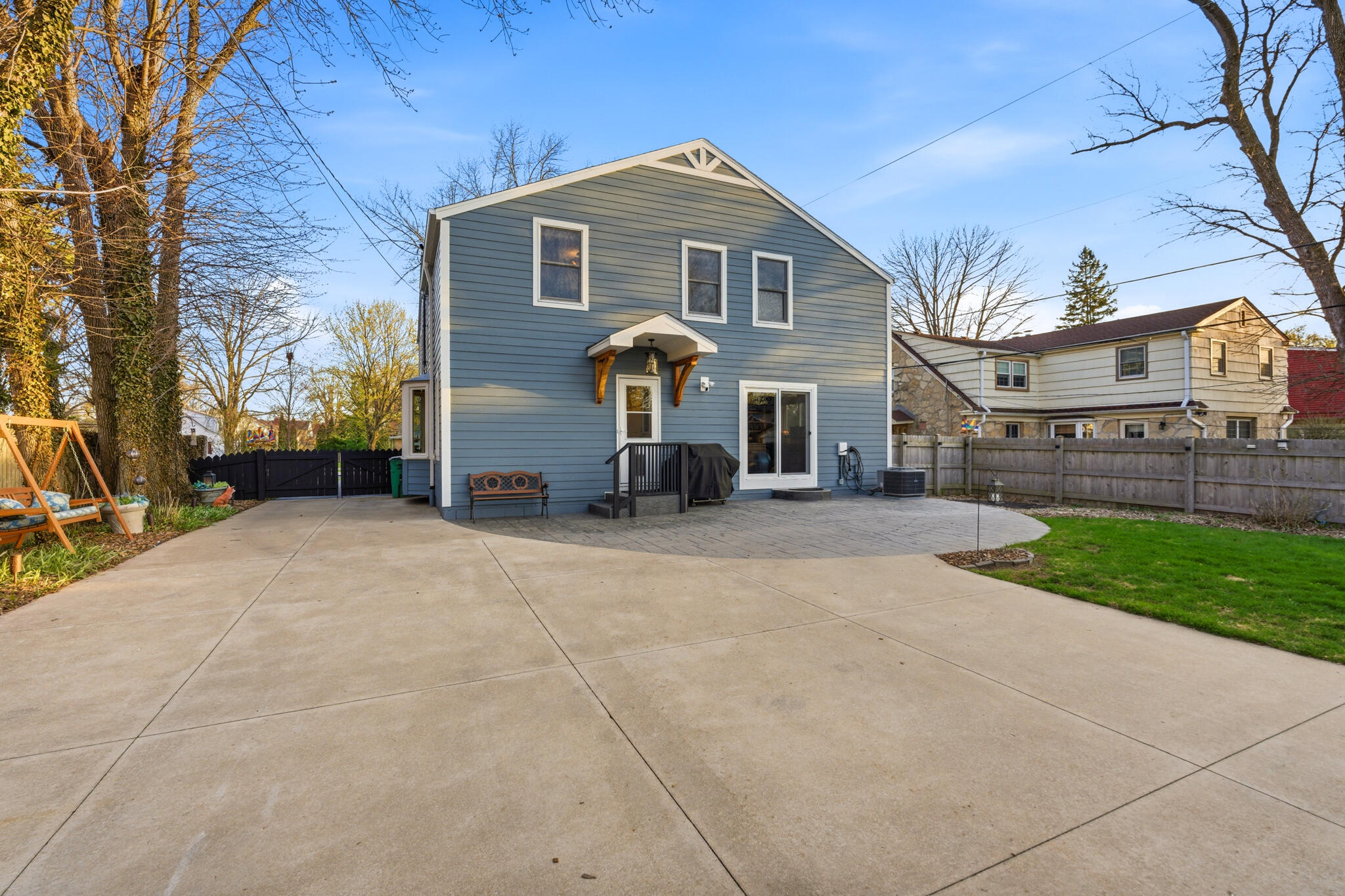 514 E Community Pl