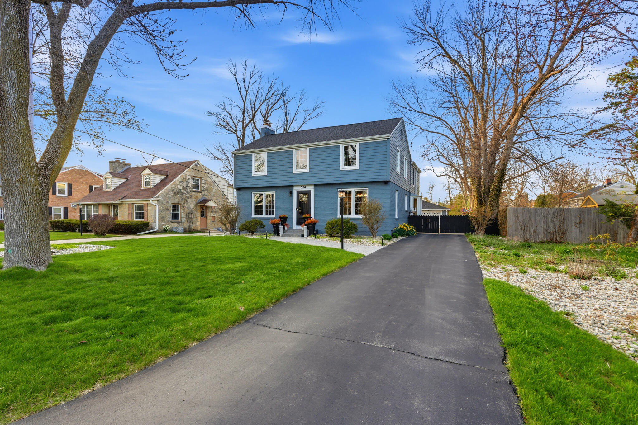 514 E Community Pl