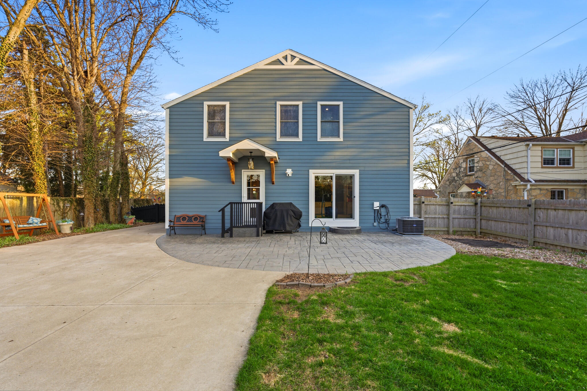 514 E Community Pl