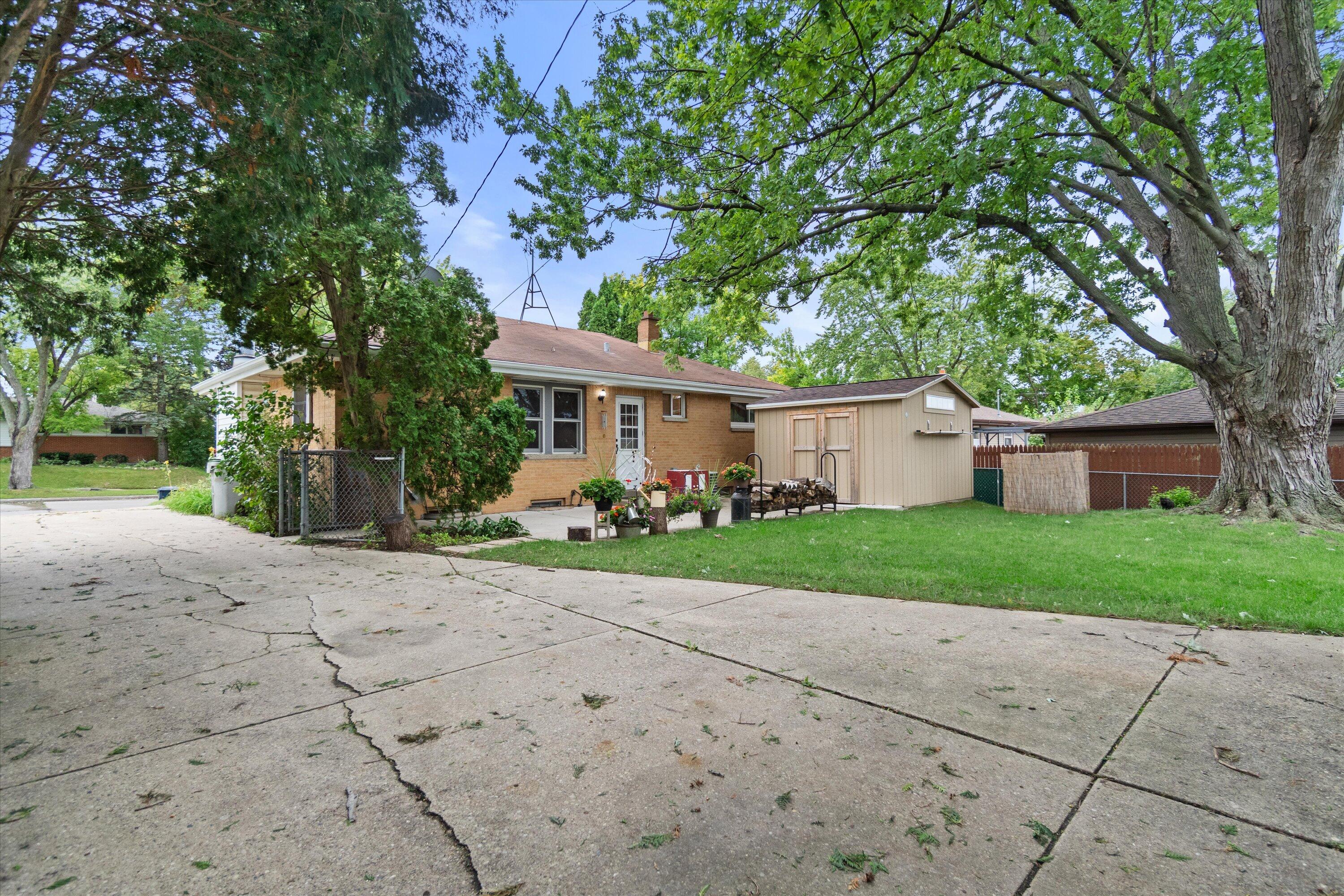 8244 W Acacia St