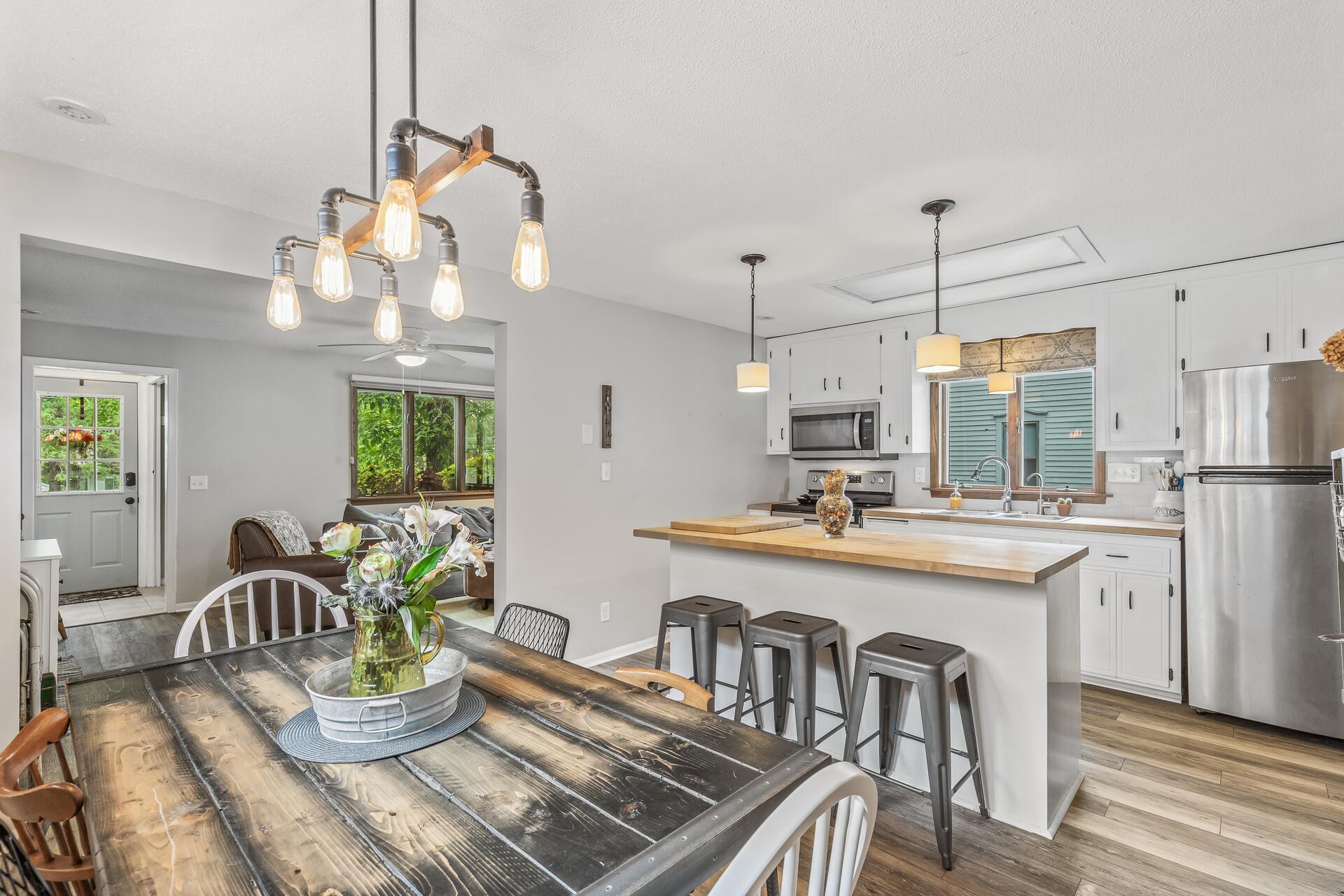708 Hickory Street W