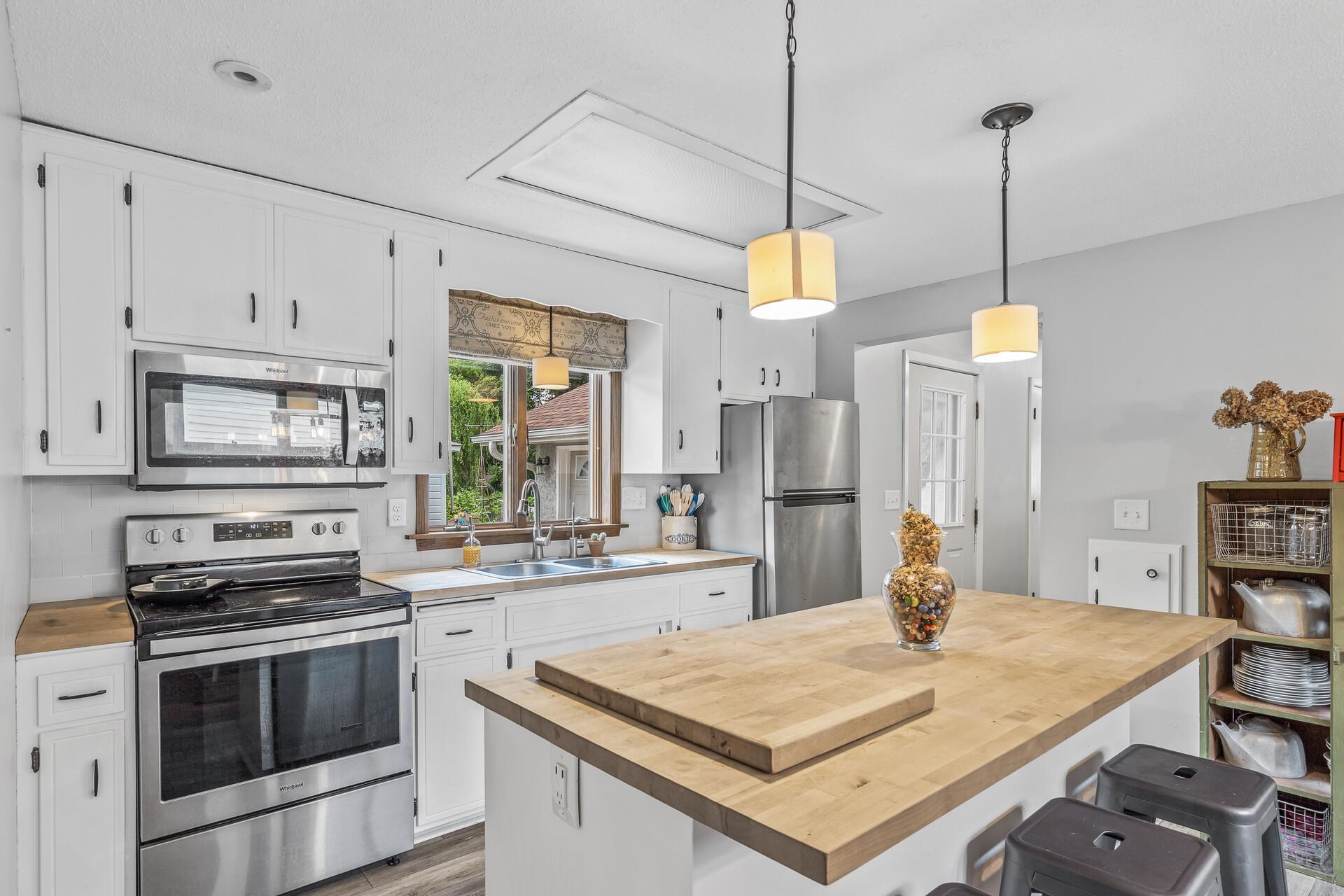 708 Hickory Street W