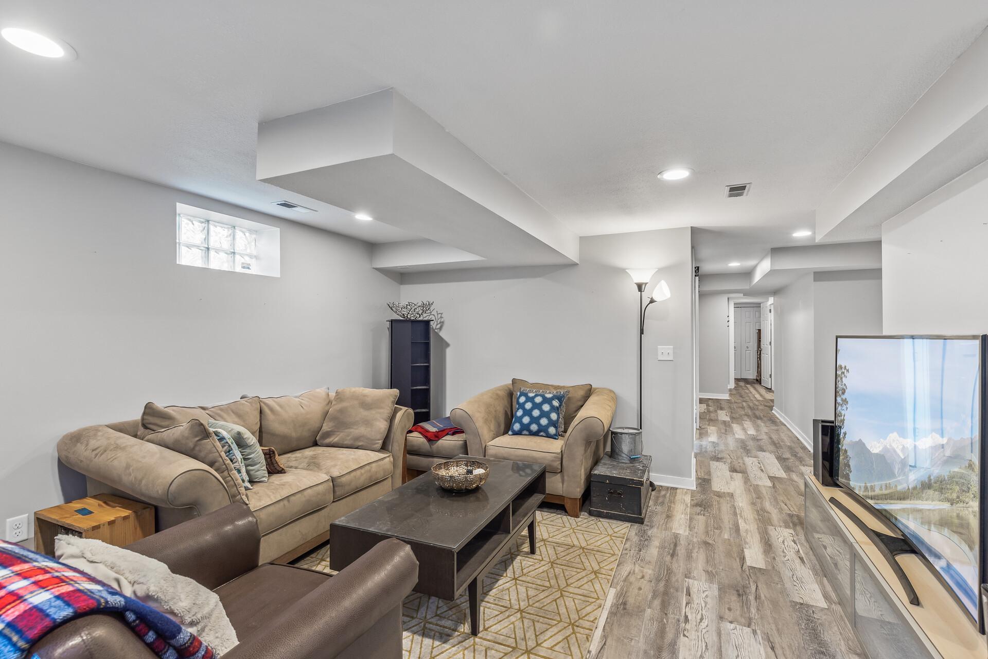 708 Hickory Street W