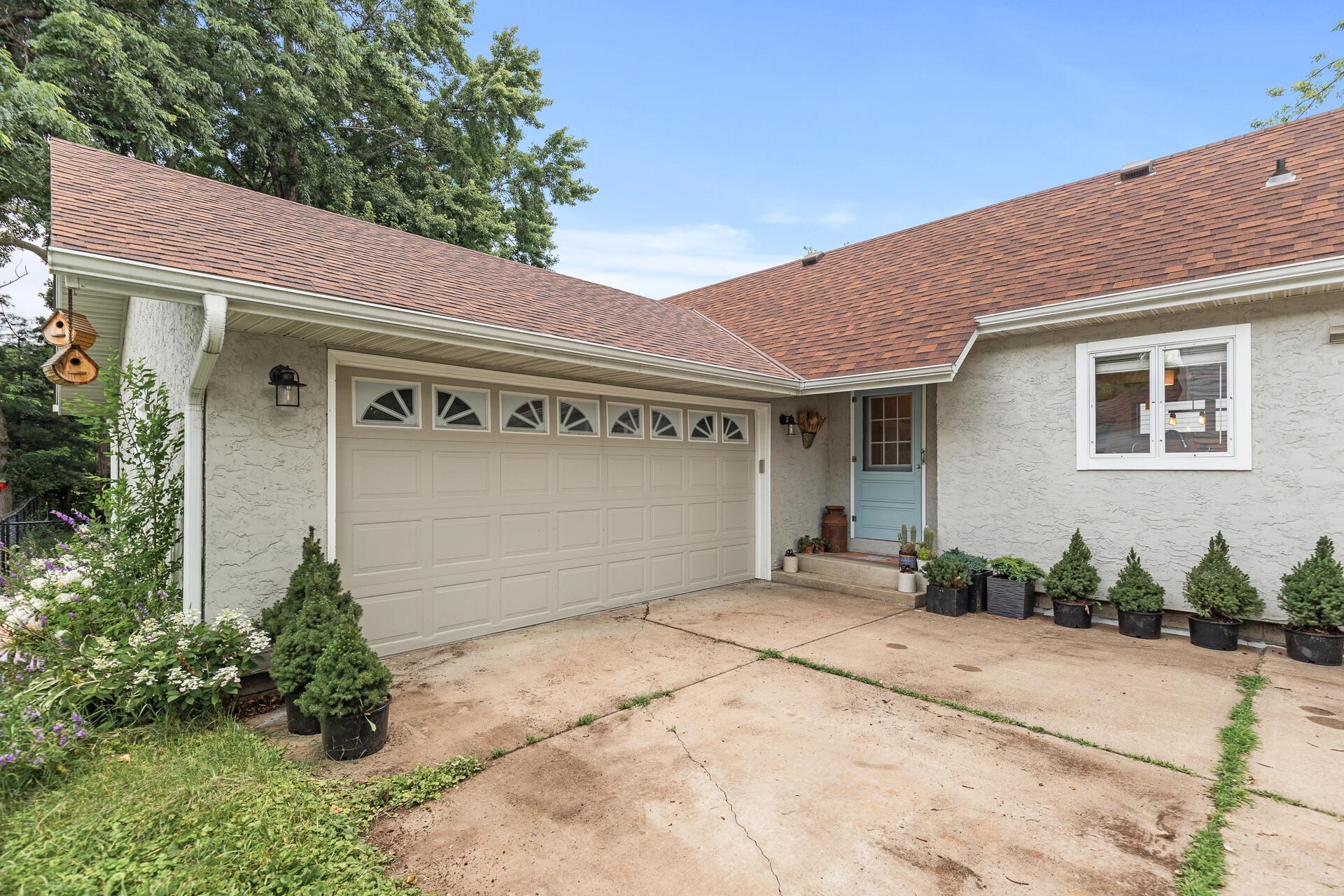 708 Hickory Street W