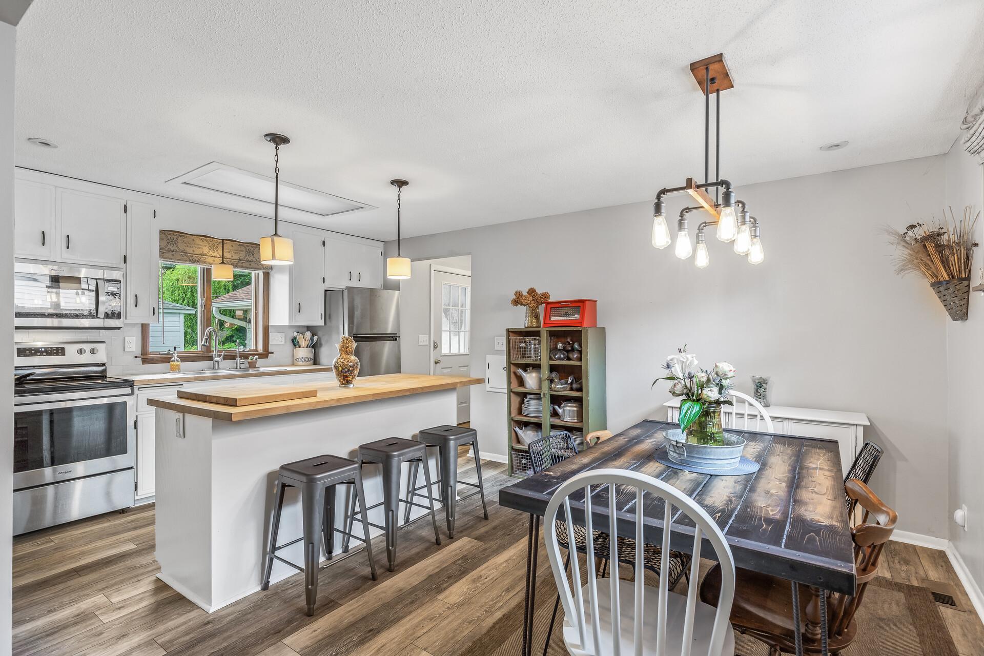 708 Hickory Street W