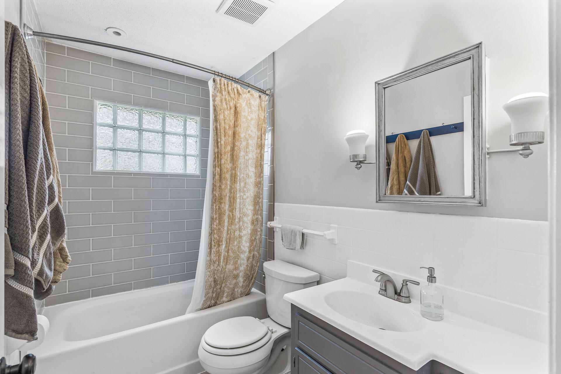708 Hickory Street W