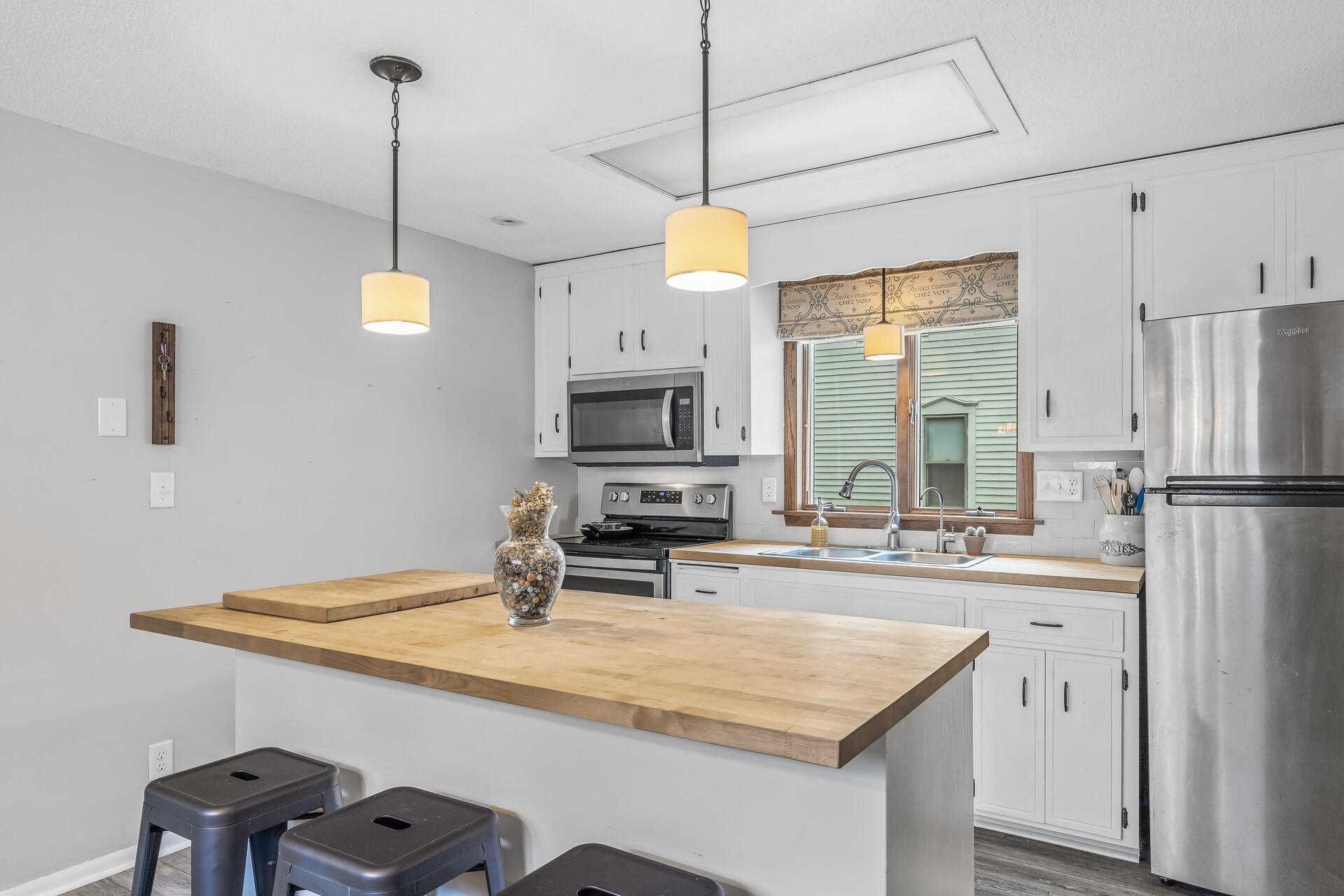 708 Hickory Street W