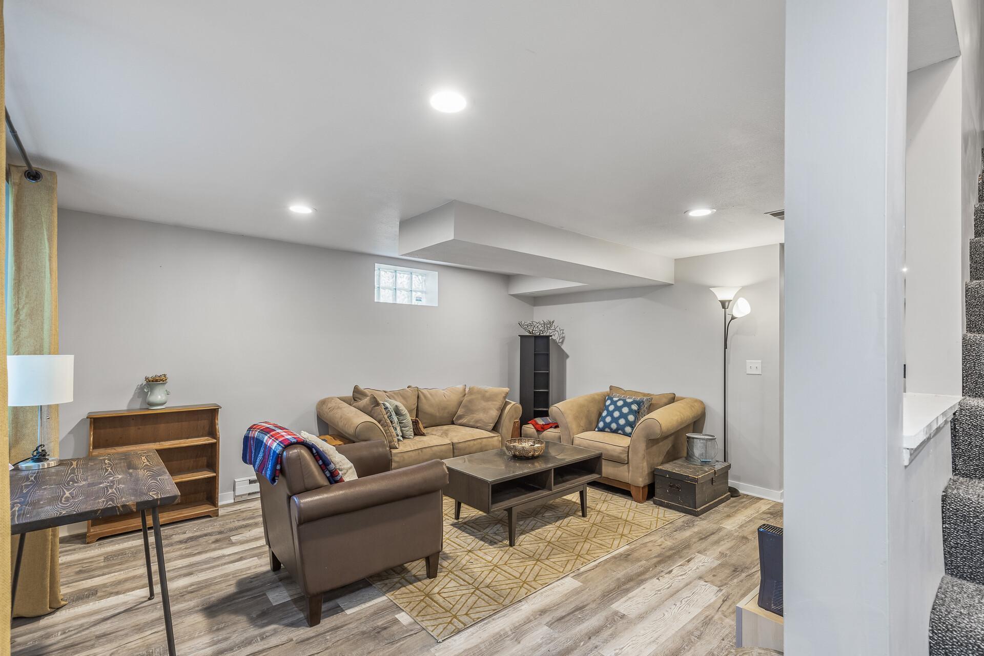708 Hickory Street W