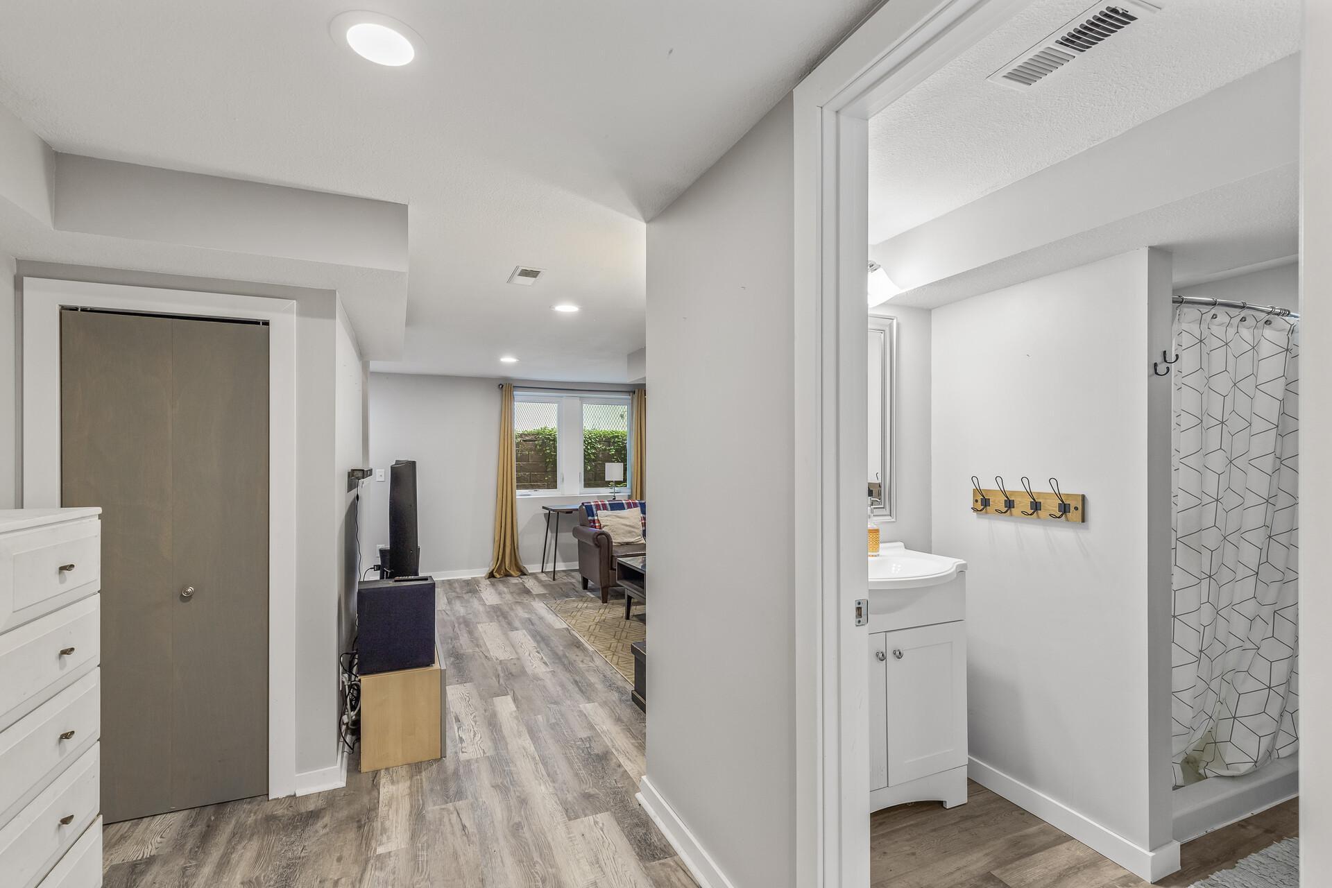 708 Hickory Street W
