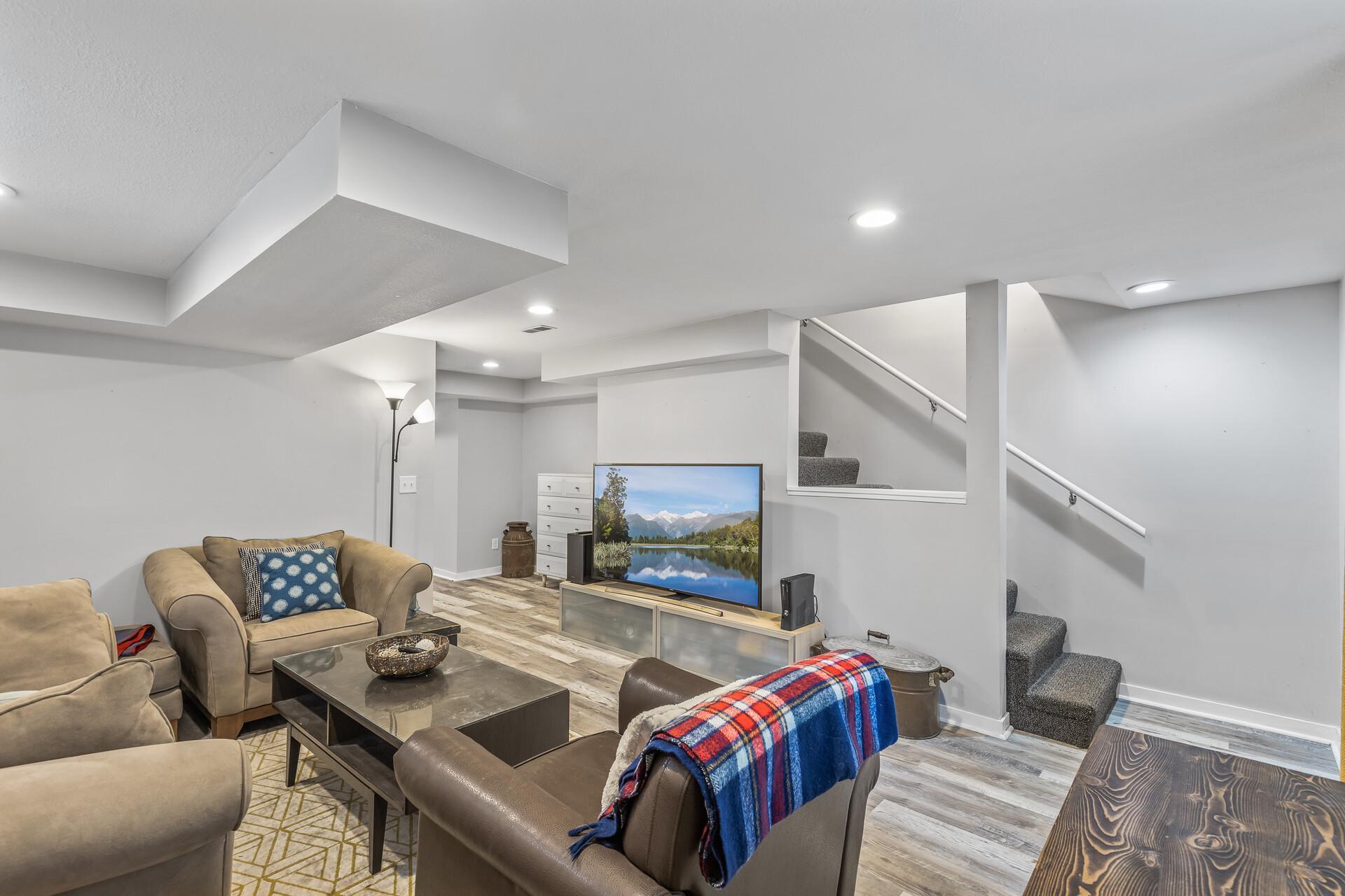 708 Hickory Street W
